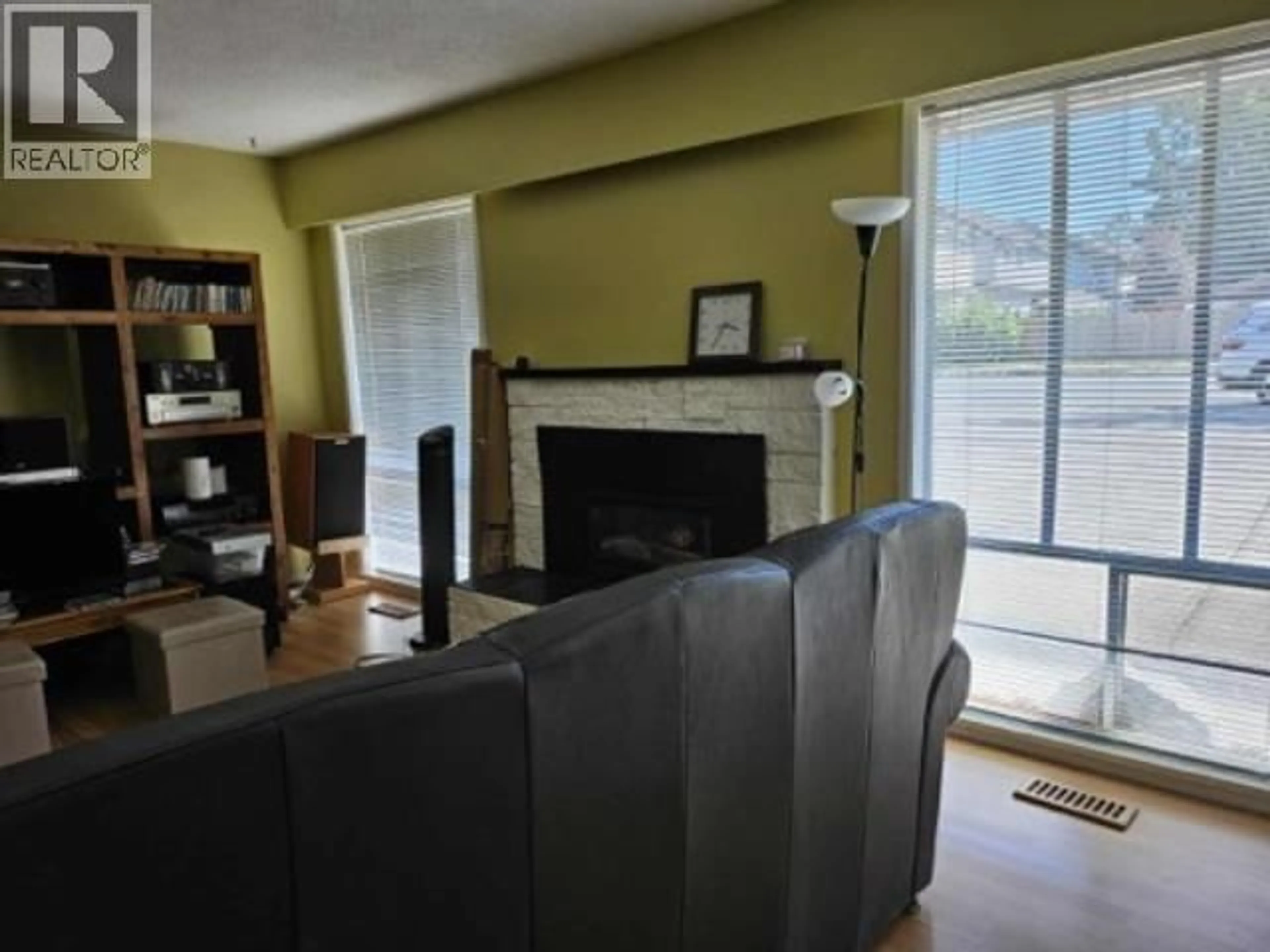 Living room with furniture, unknown for 19435 PARK ROAD, Pitt Meadows British Columbia V3Y1C8
