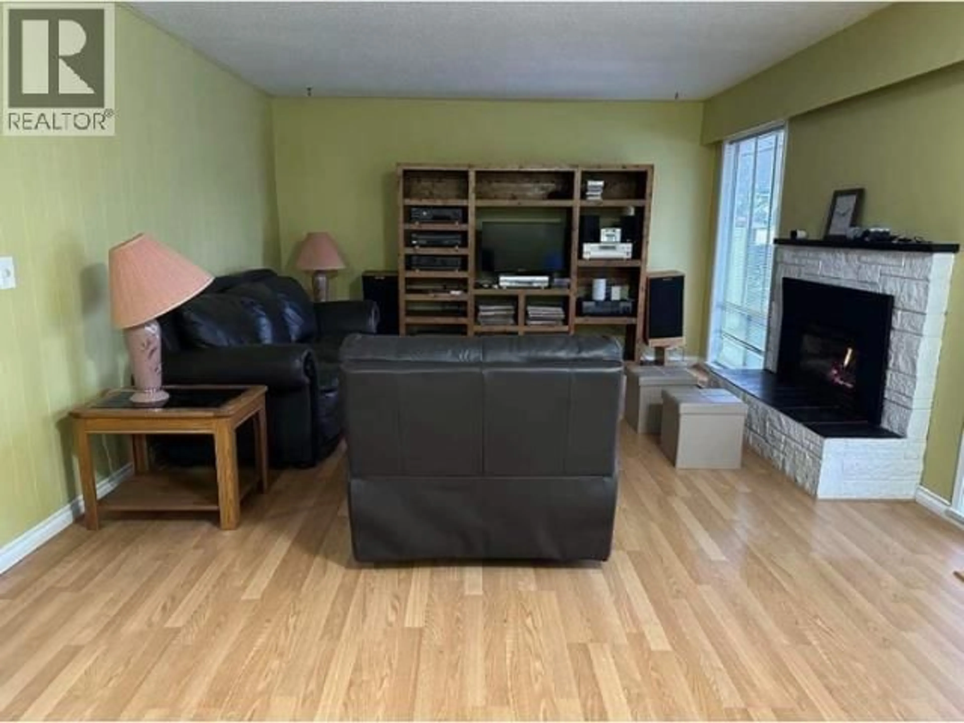 Living room with furniture, wood/laminate floor for 19435 PARK ROAD, Pitt Meadows British Columbia V3Y1C8