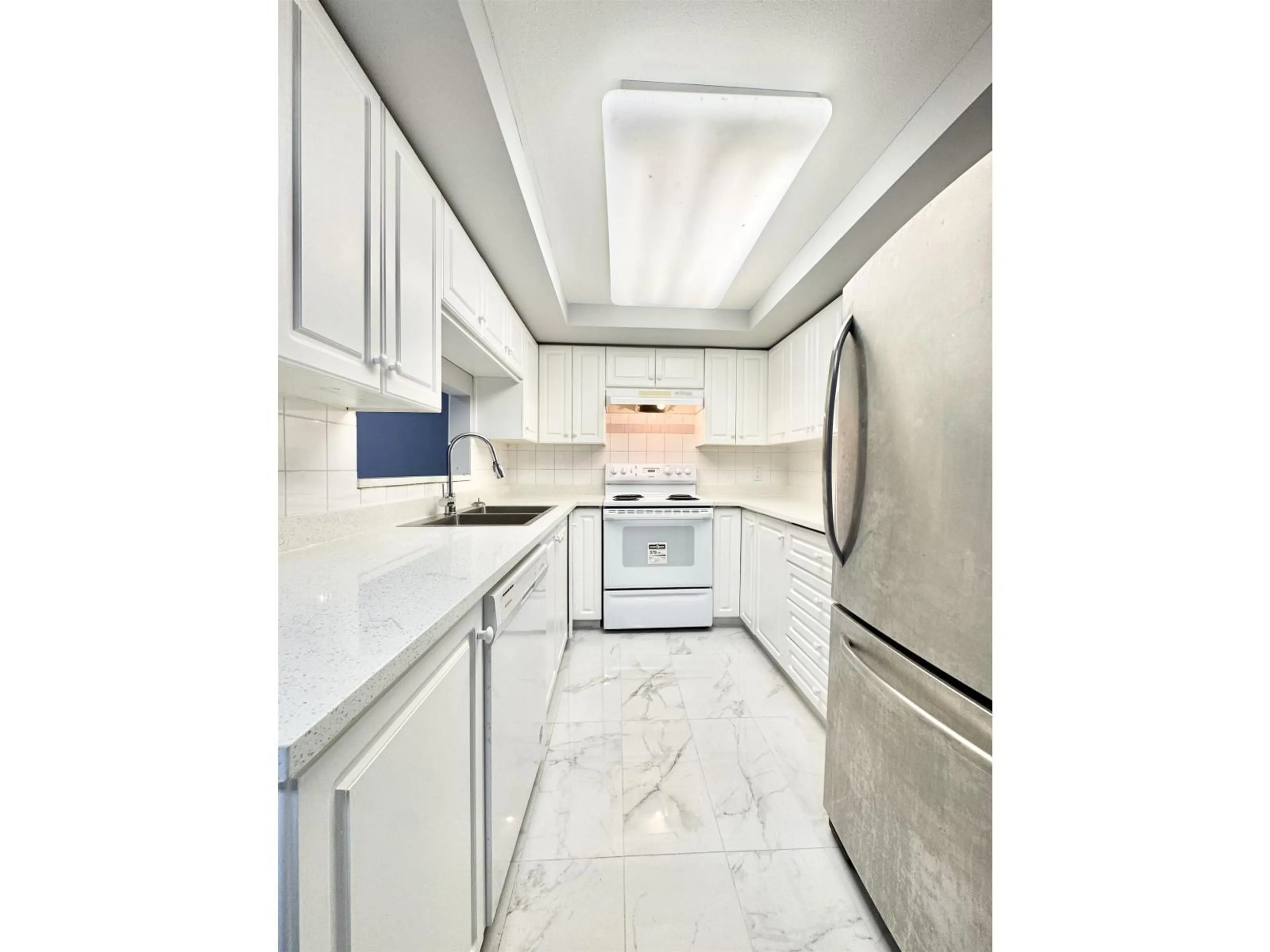 Contemporary kitchen, ceramic/tile floor for 104 - 9865 140 STREET, Surrey British Columbia V3T4M4