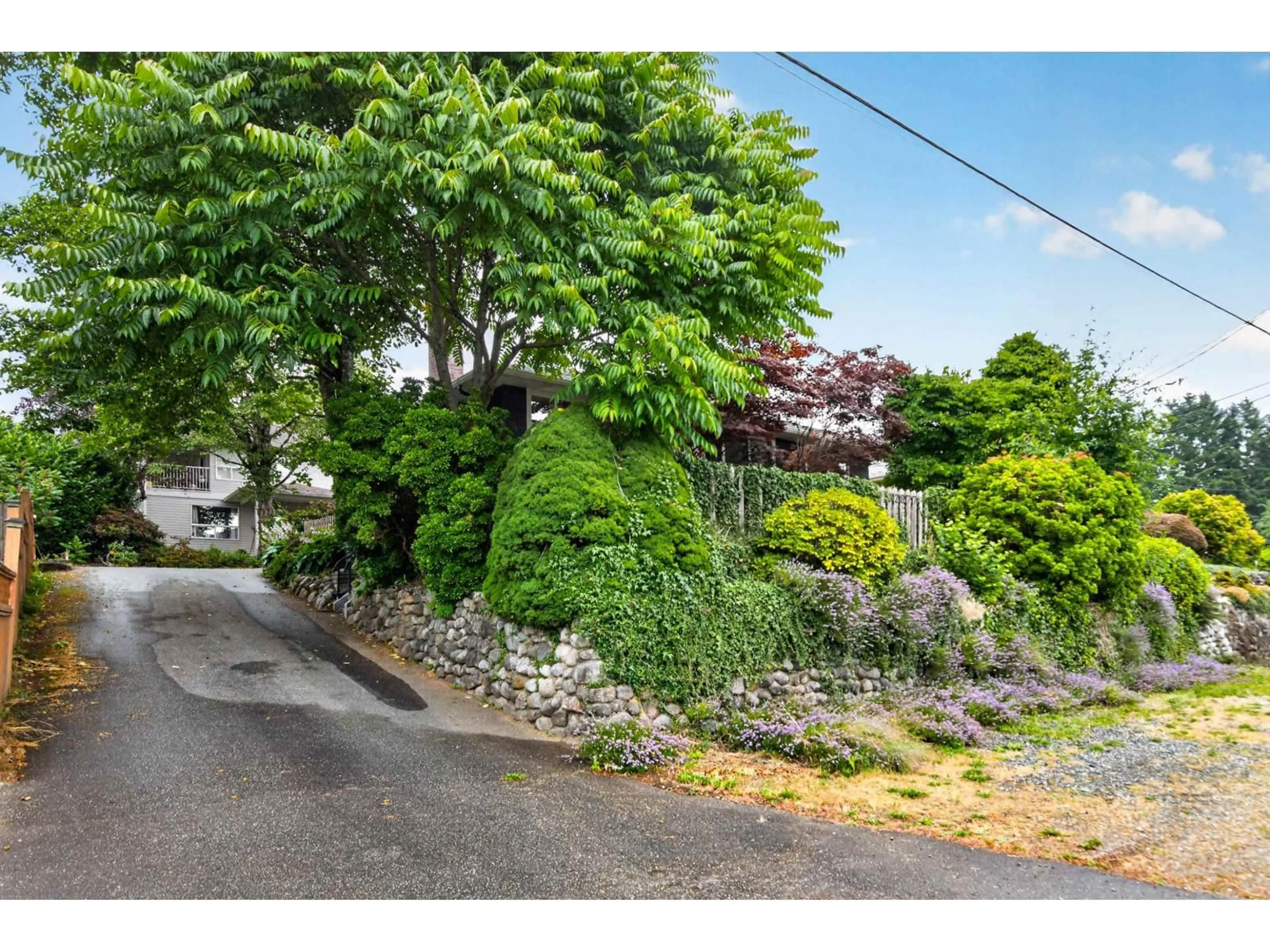 A pic from outside/outdoor area/front of a property/back of a property/a pic from drone, street for 32877 10TH AVENUE, Mission British Columbia V2V2J9