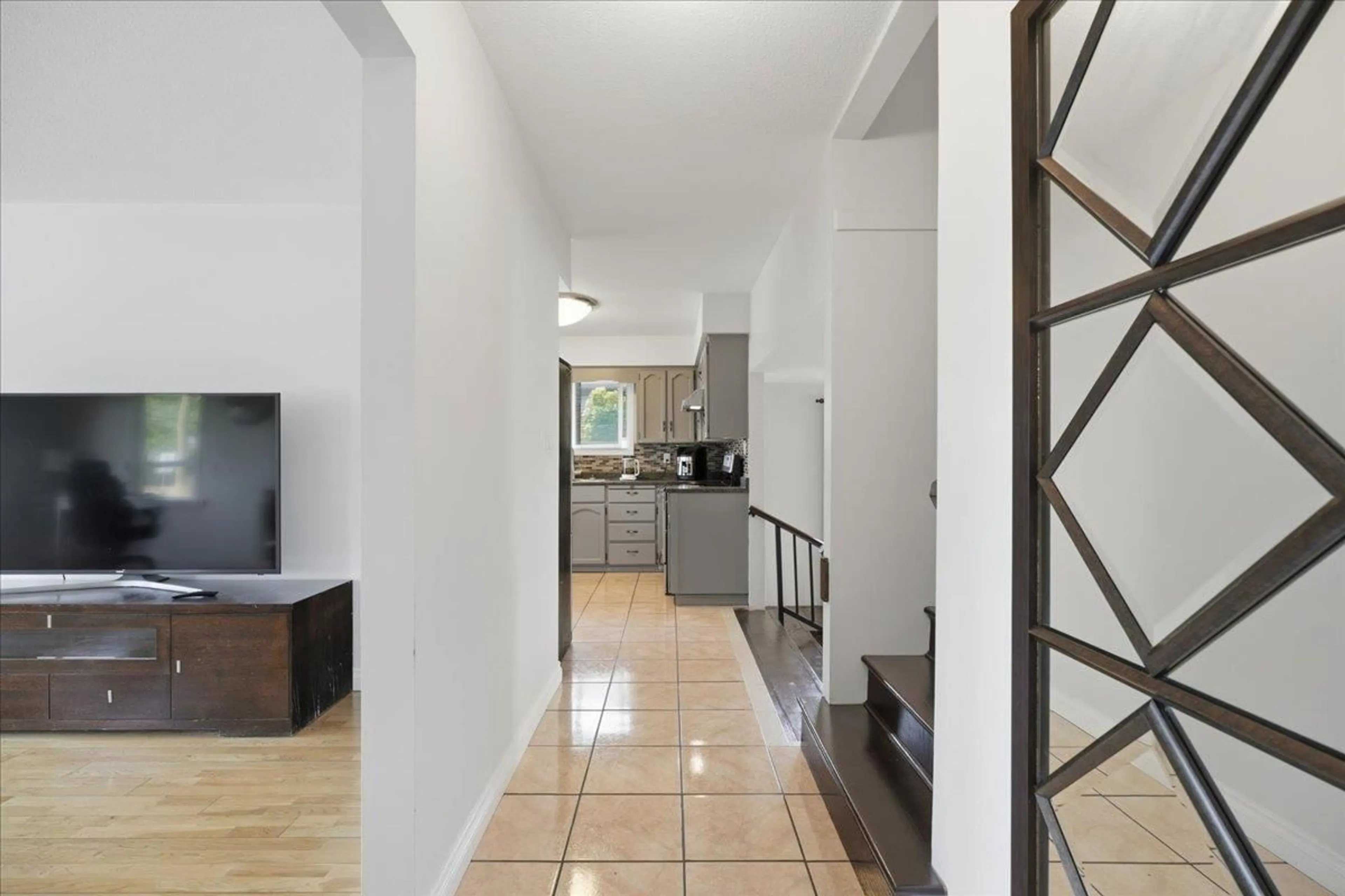 Indoor entryway for 34841 MARSHALL ROAD, Abbotsford British Columbia V2S7S2