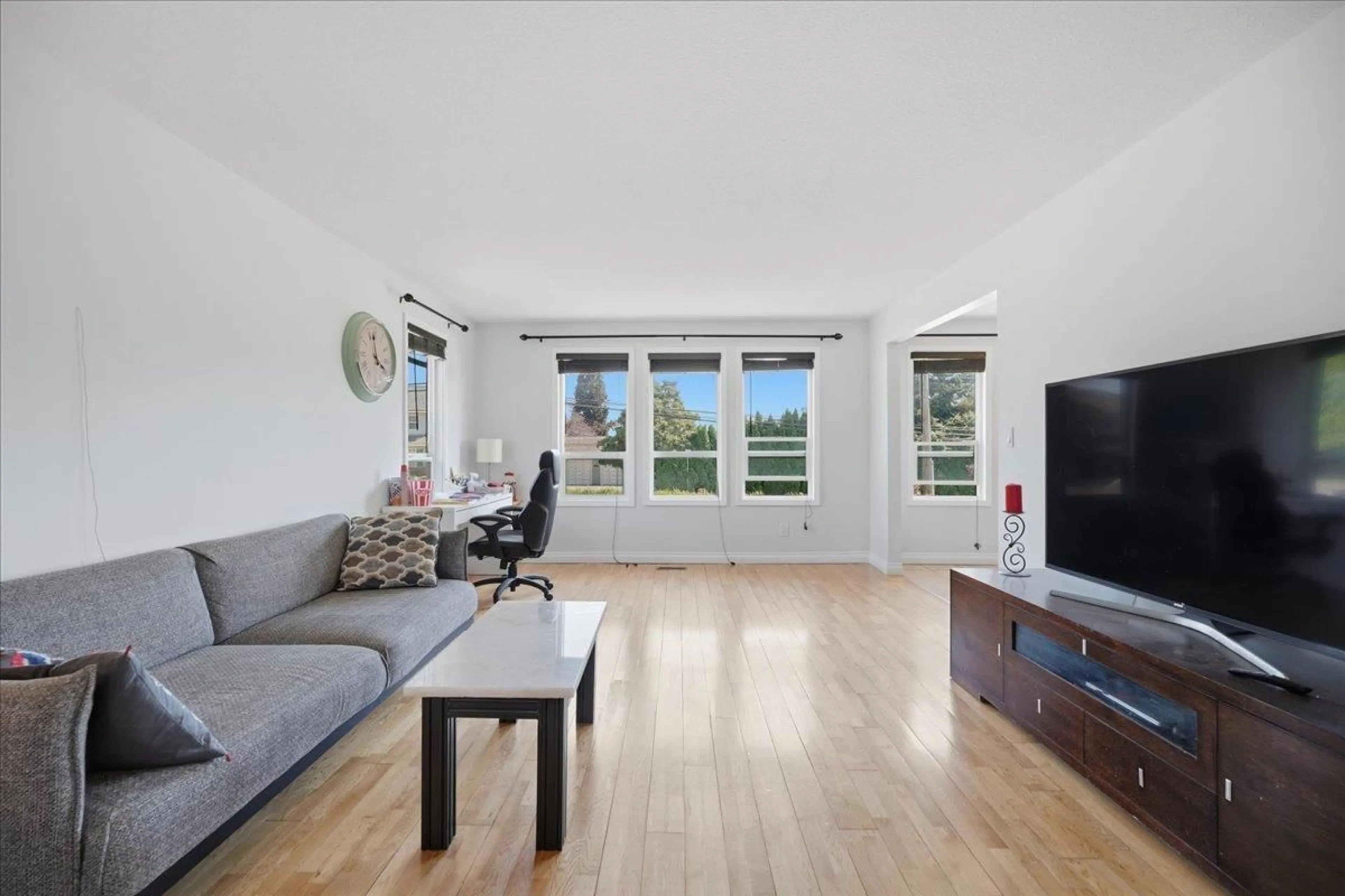 Living room with furniture, wood/laminate floor for 34841 MARSHALL ROAD, Abbotsford British Columbia V2S7S2