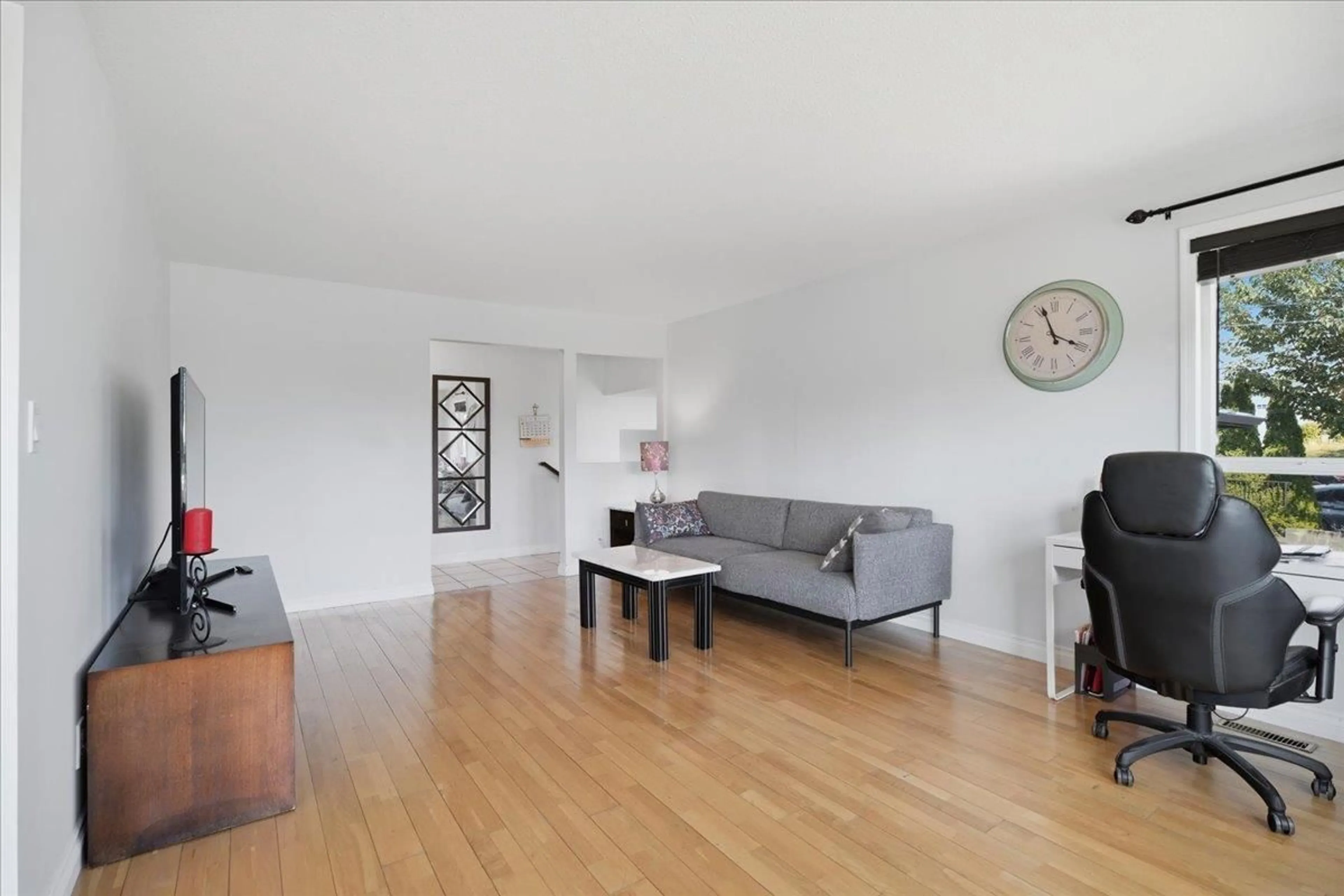 Living room with furniture, unknown for 34841 MARSHALL ROAD, Abbotsford British Columbia V2S7S2