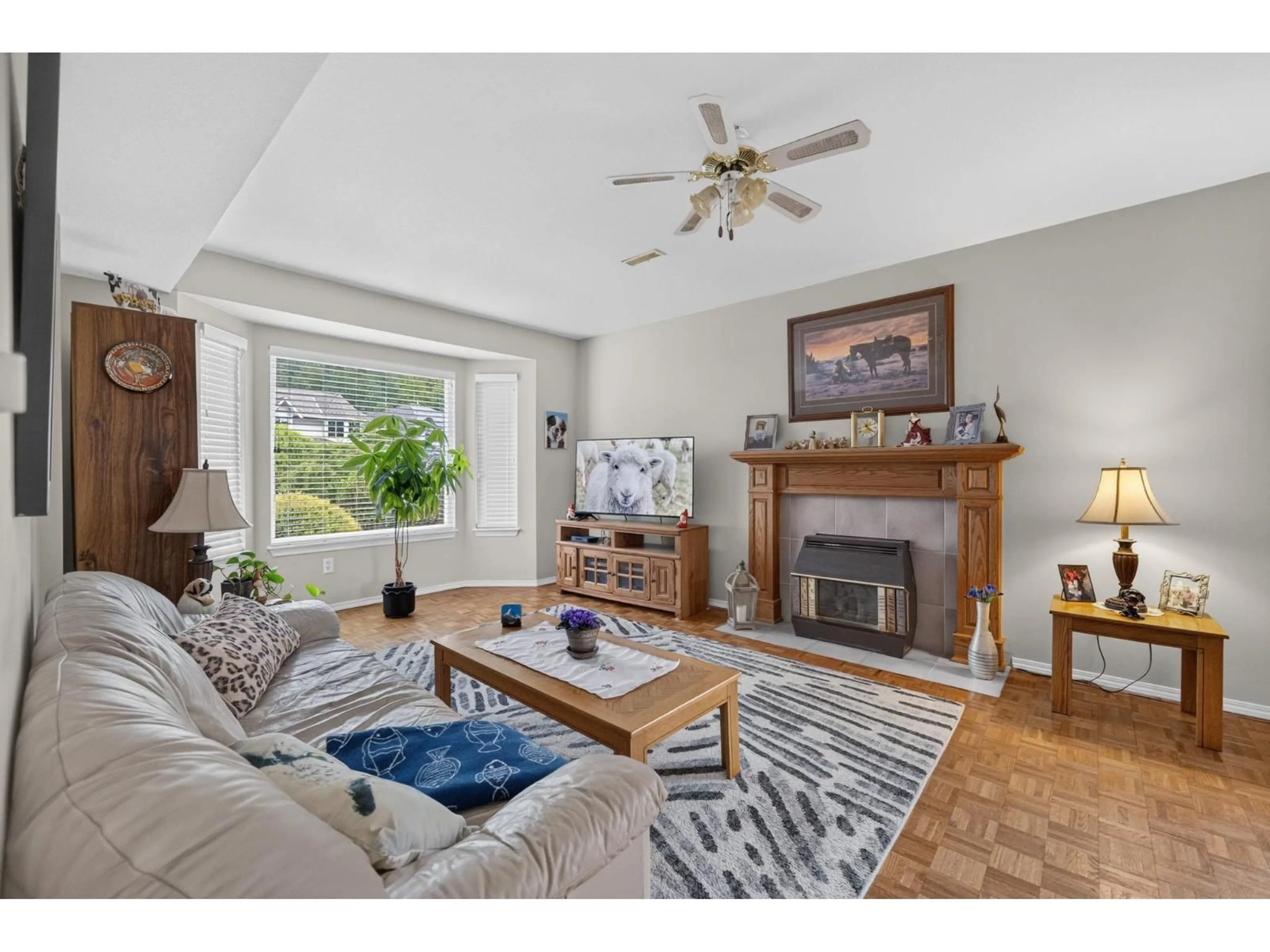 Living room with furniture, wood/laminate floor for 10097 BEAVER CRESCENT, Chilliwack British Columbia V2P7X4