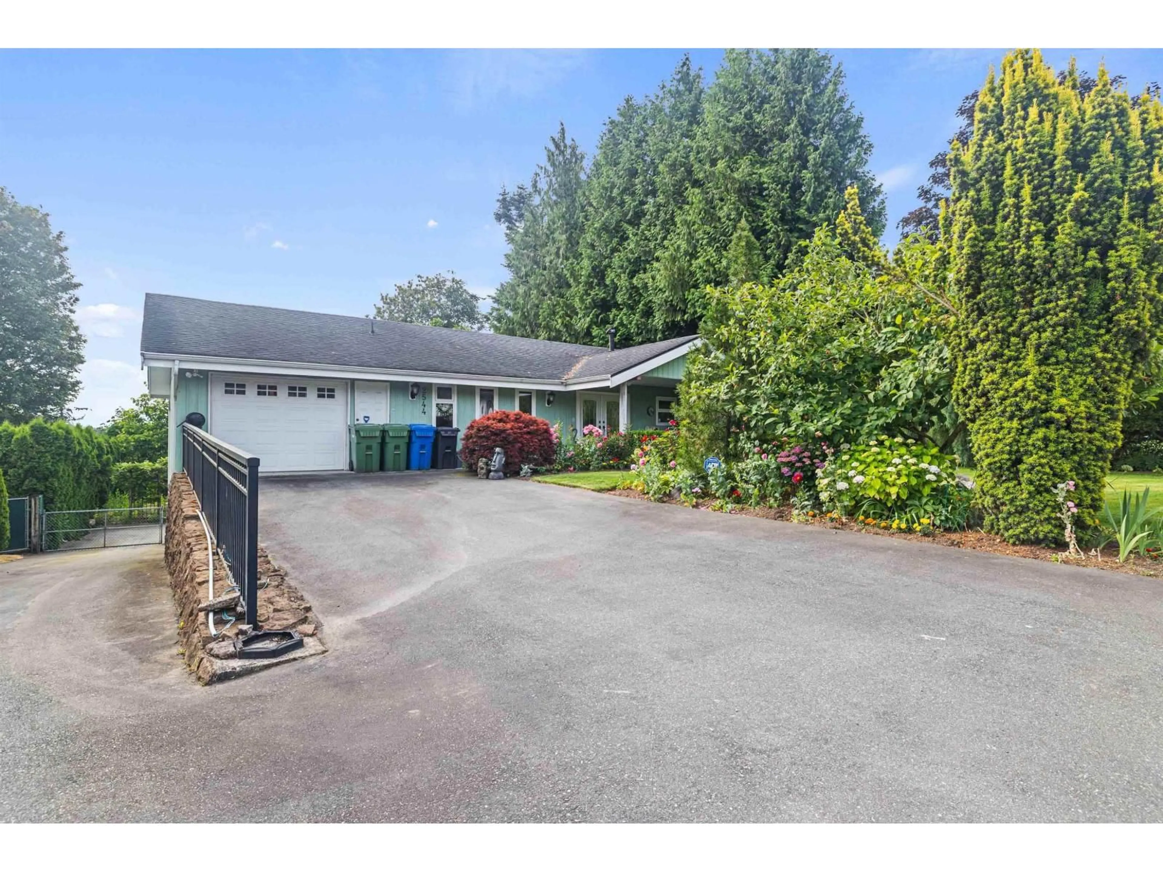 A pic from outside/outdoor area/front of a property/back of a property/a pic from drone, street for 2544 SUNNYSIDE CRESCENT, Abbotsford British Columbia V2T1Y2