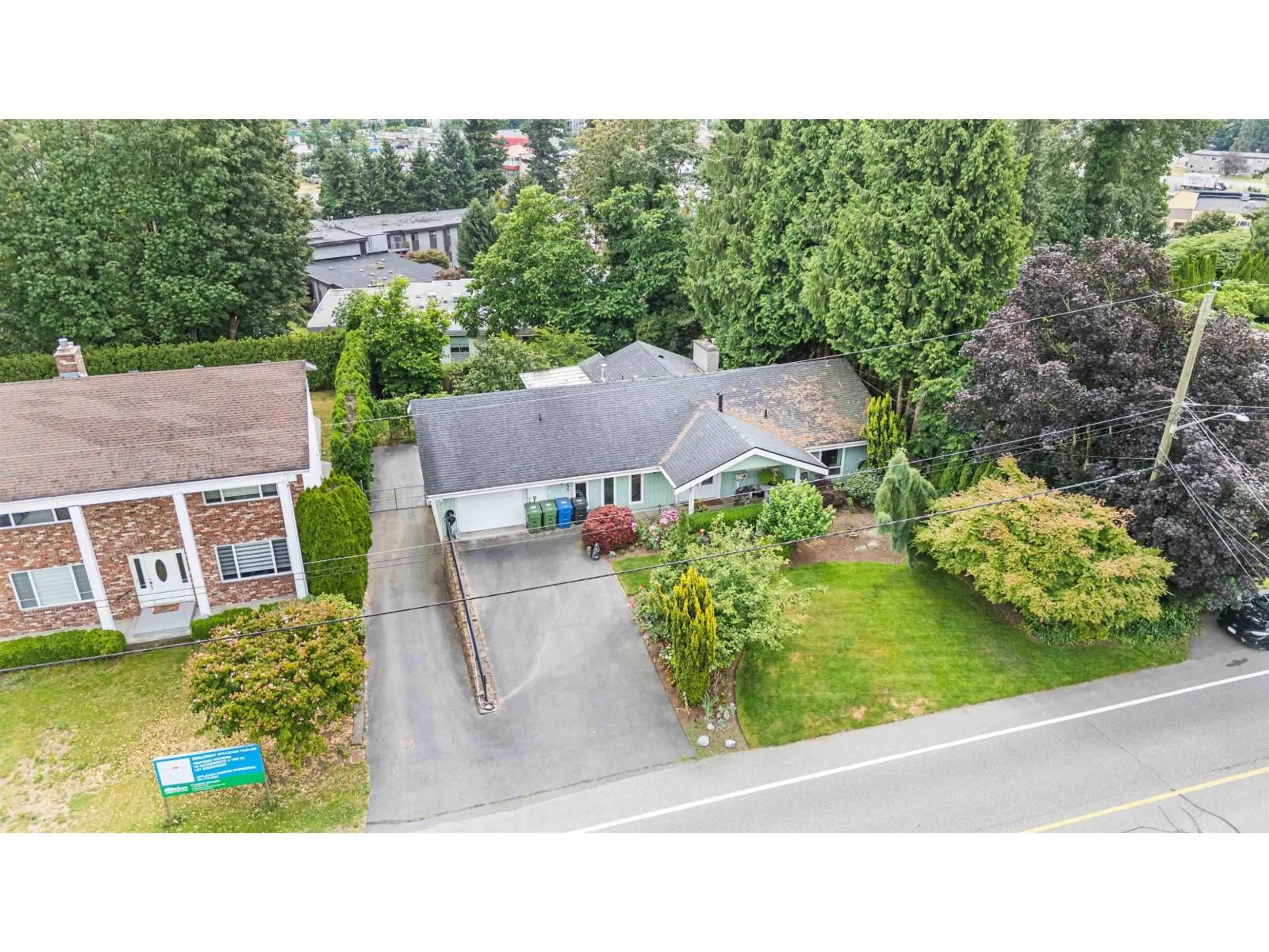 A pic from outside/outdoor area/front of a property/back of a property/a pic from drone, street for 2544 SUNNYSIDE CRESCENT, Abbotsford British Columbia V2T1Y2