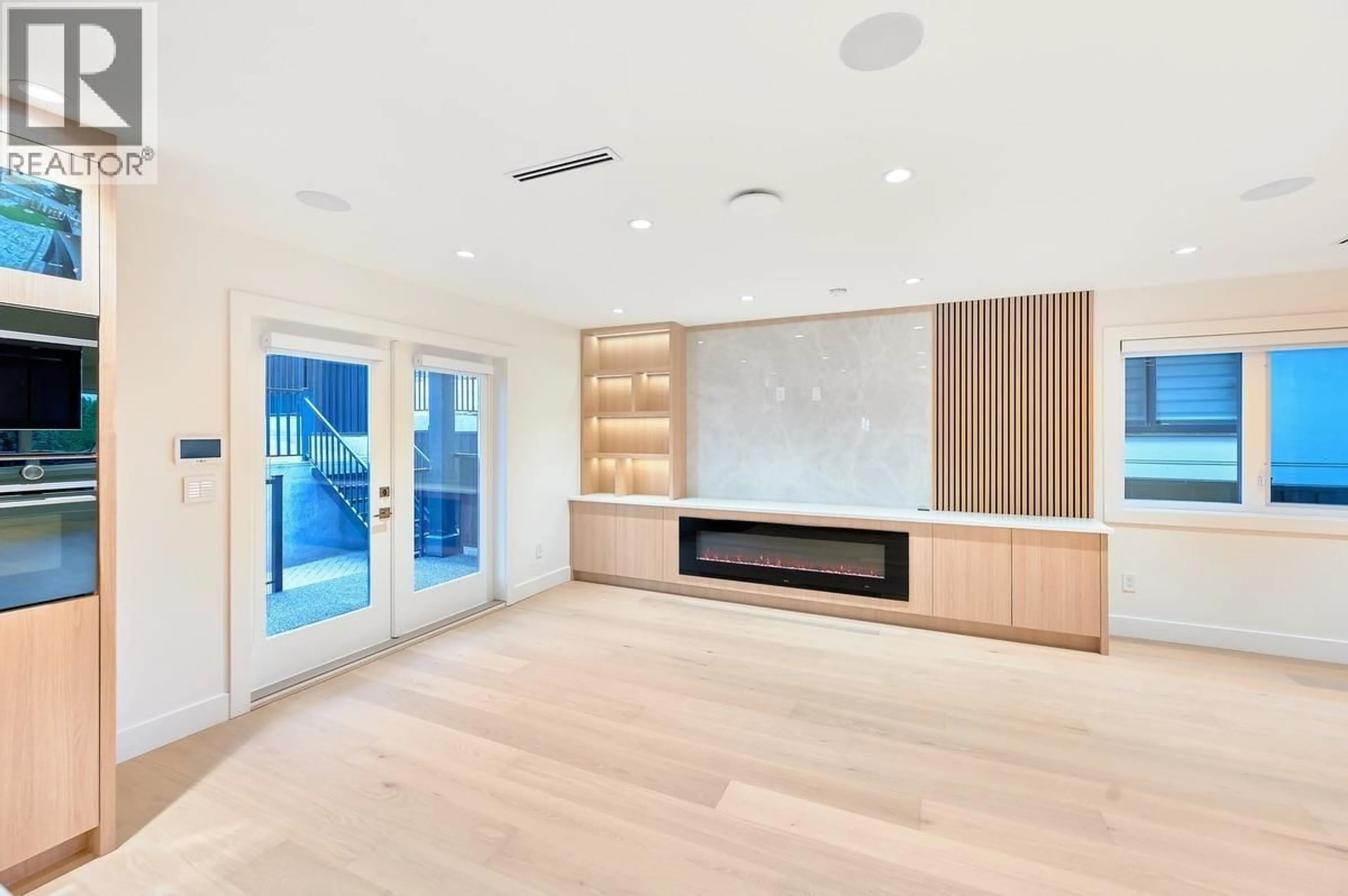 Home theater for 806 MONTROYAL BOULEVARD, North Vancouver British Columbia V7R2G6