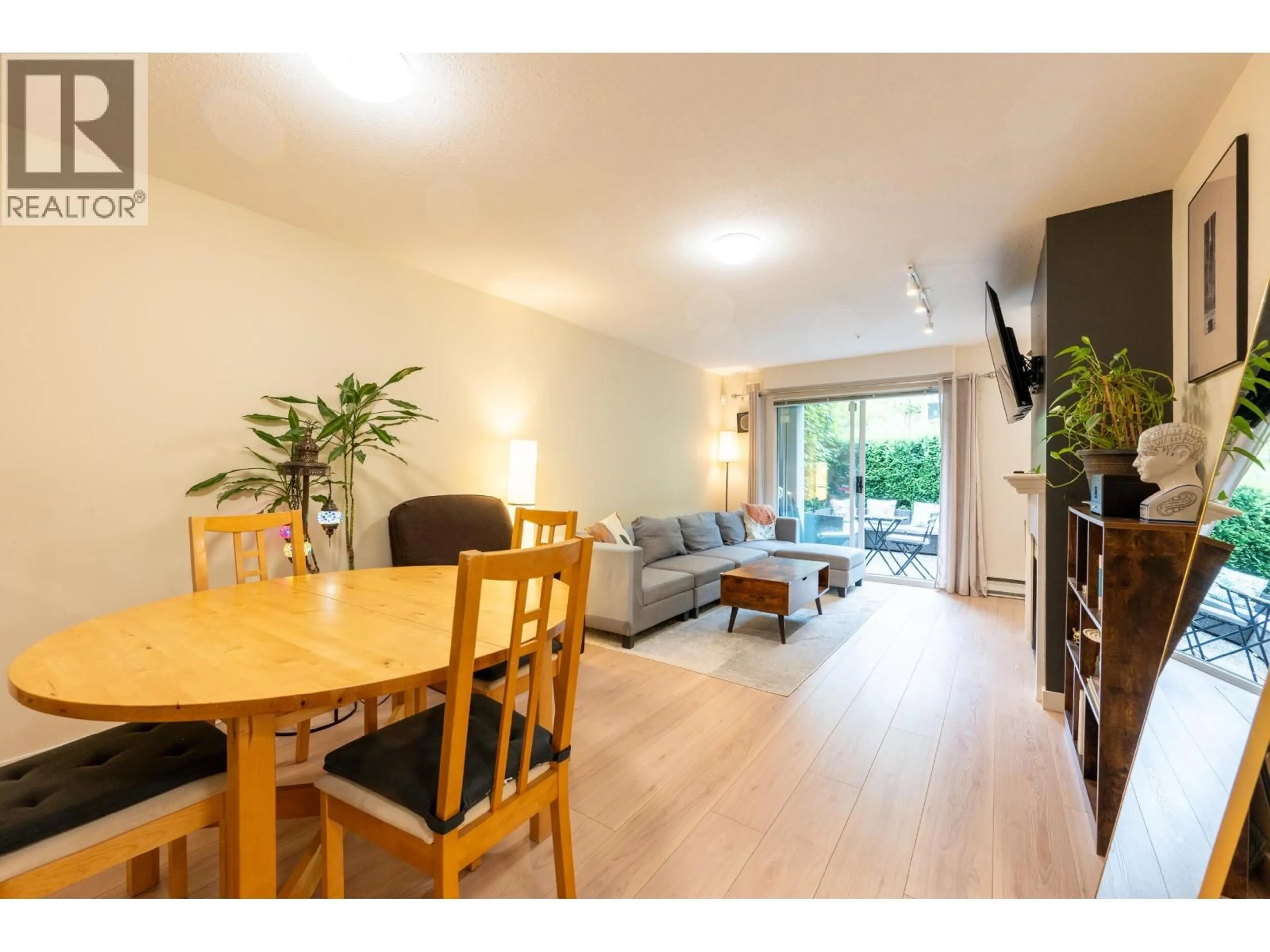 Living room with furniture, wood/laminate floor for 1 - 1386 6TH AVENUE, Vancouver British Columbia V6H1A7