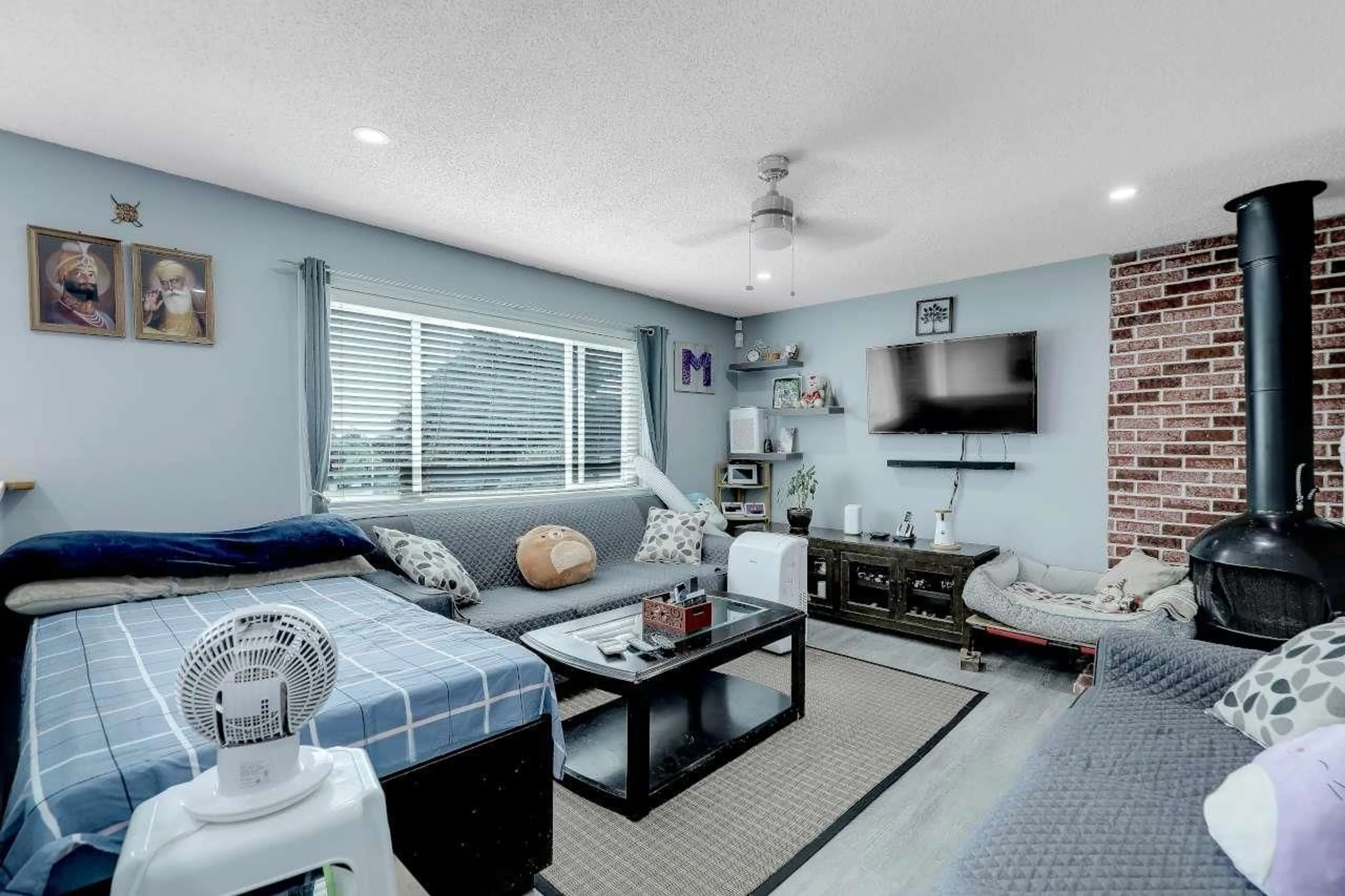 Living room with furniture, unknown for 15033 ASHBY PLACE, Surrey British Columbia V3S5G2