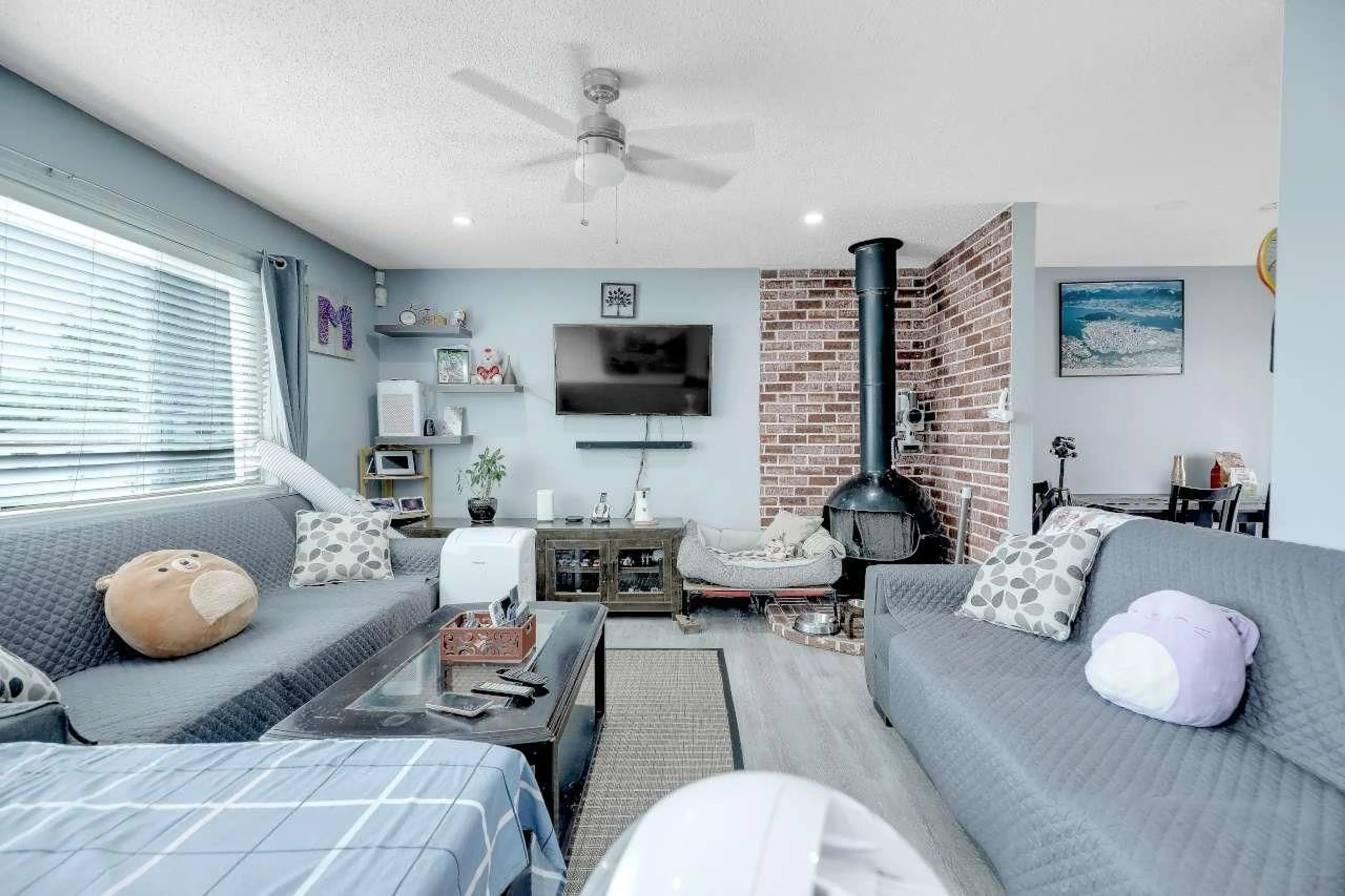 Living room with furniture, unknown for 15033 ASHBY PLACE, Surrey British Columbia V3S5G2