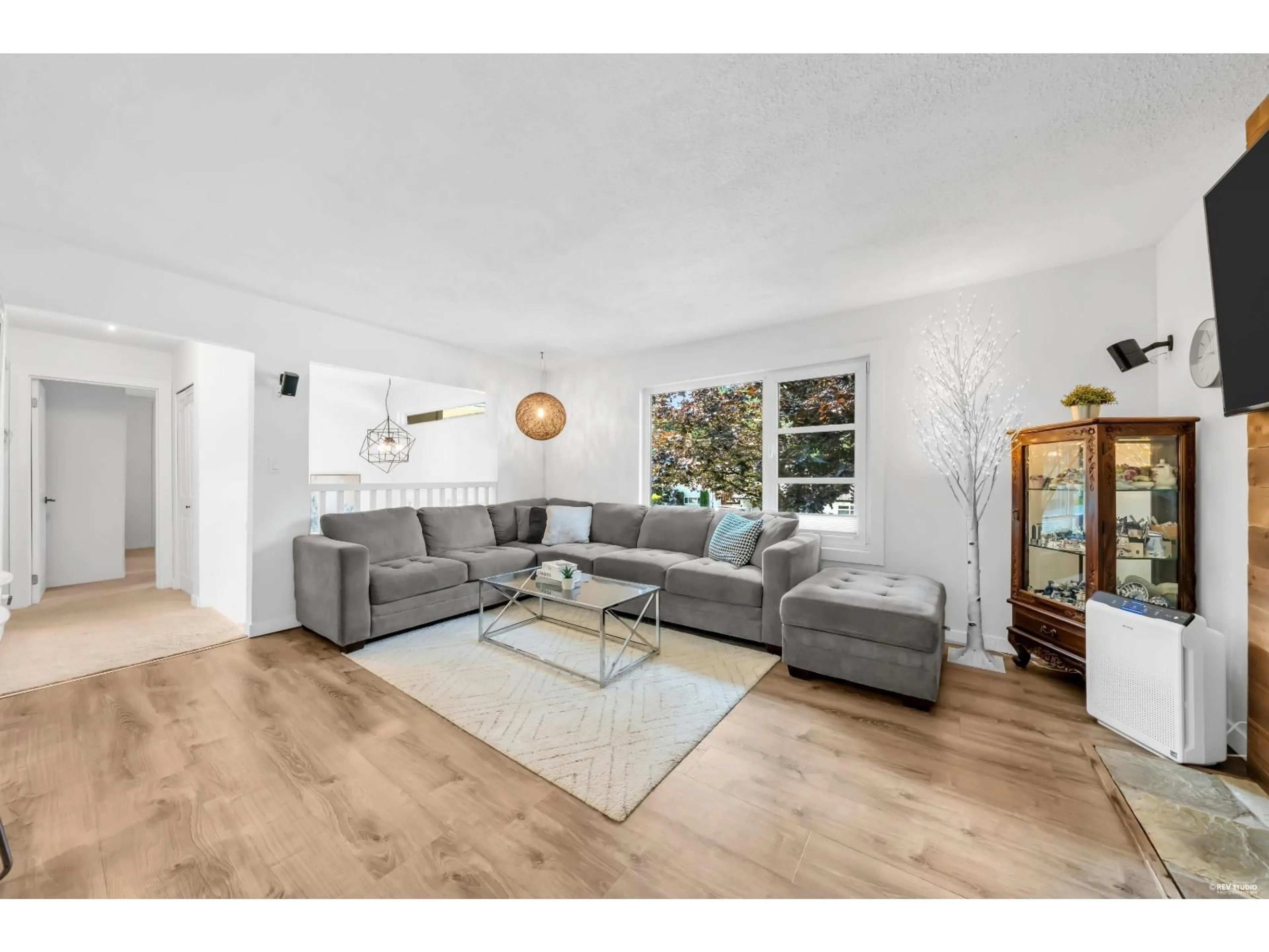 Living room with furniture, wood/laminate floor for 35365 SELKIRK AVENUE, Abbotsford British Columbia V2S8L1