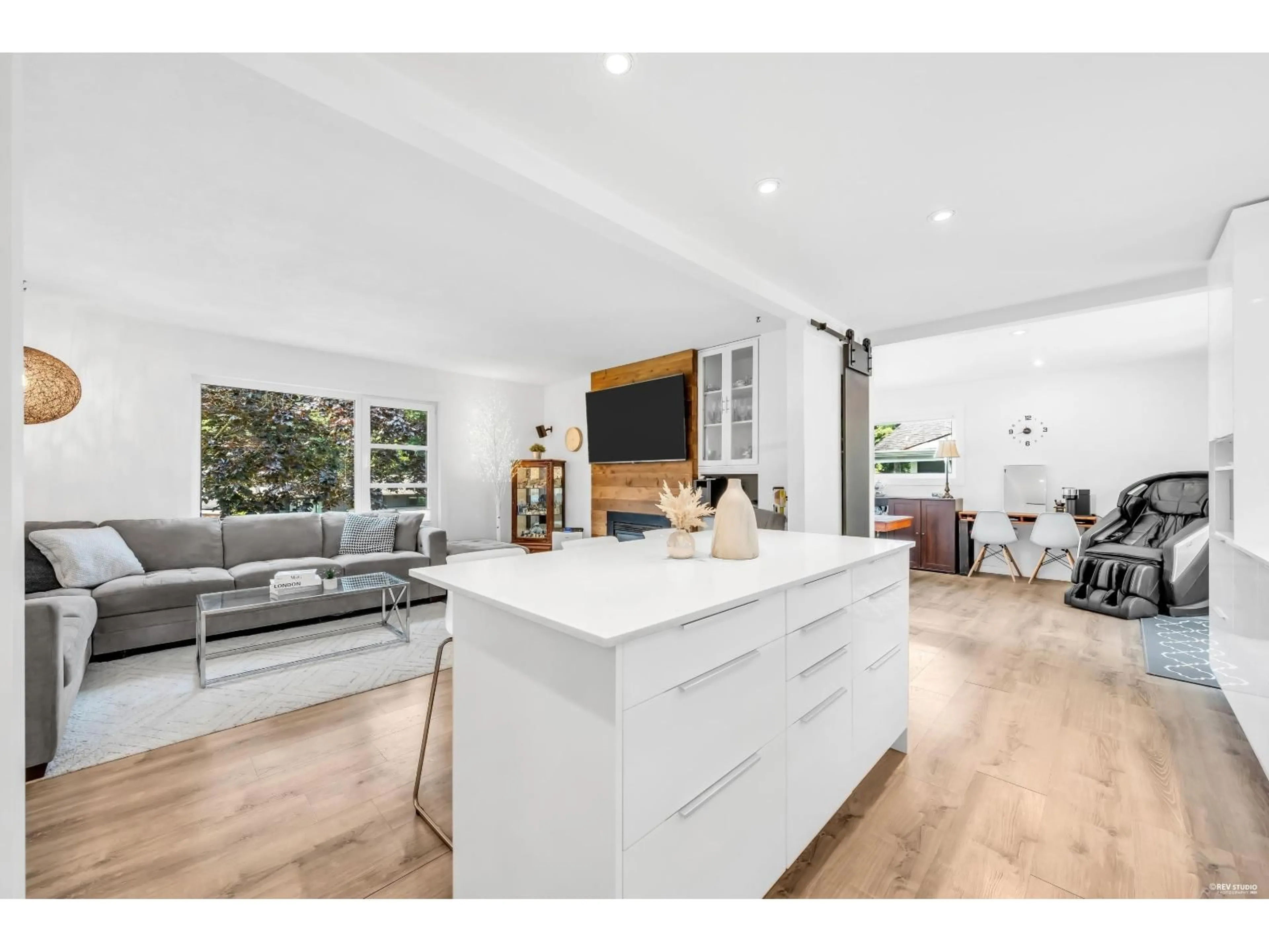 Open concept kitchen, wood/laminate floor for 35365 SELKIRK AVENUE, Abbotsford British Columbia V2S8L1