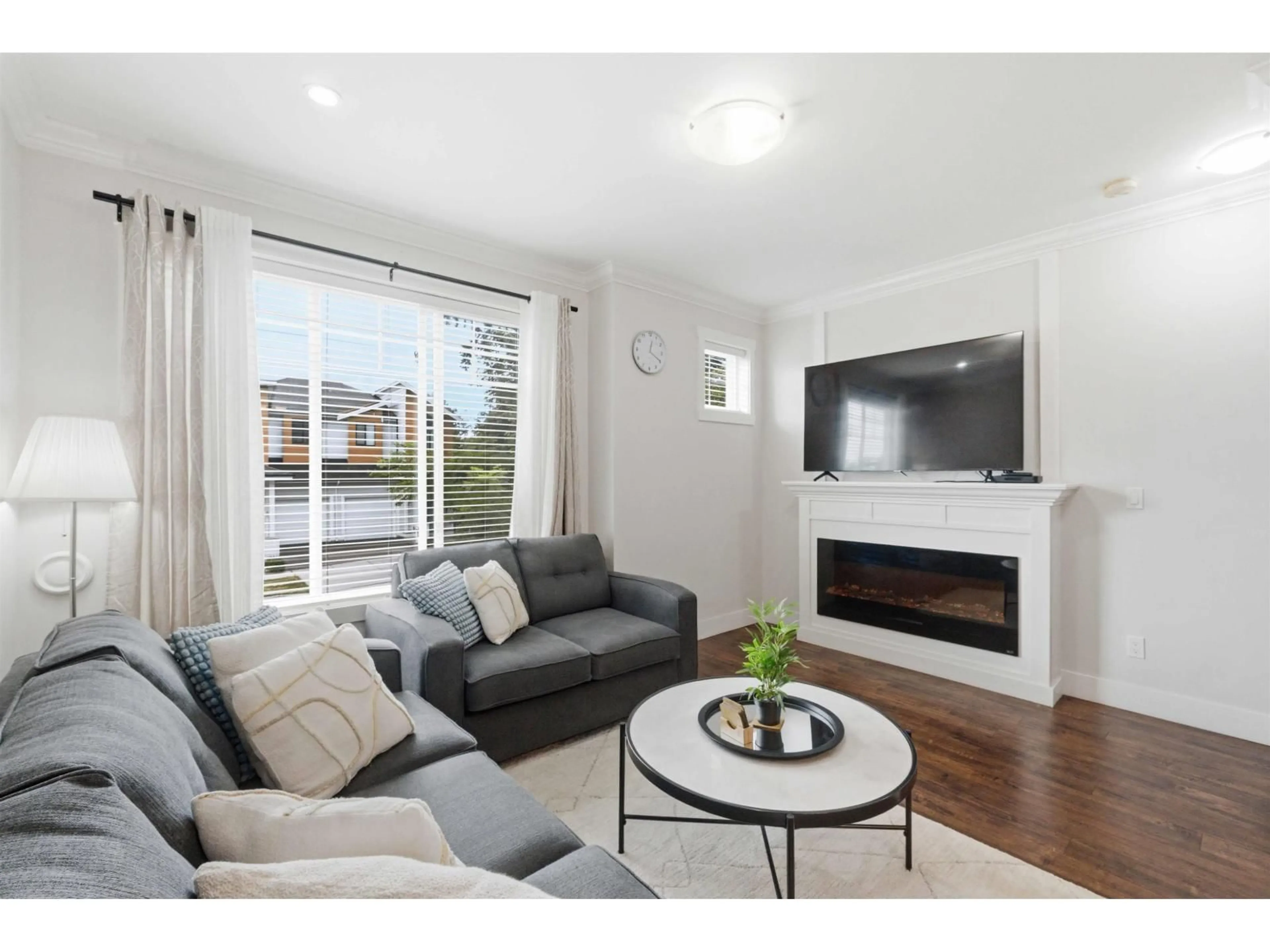 Living room with furniture, wood/laminate floor for 17 - 8747 162 STREET, Surrey British Columbia V4N6R1