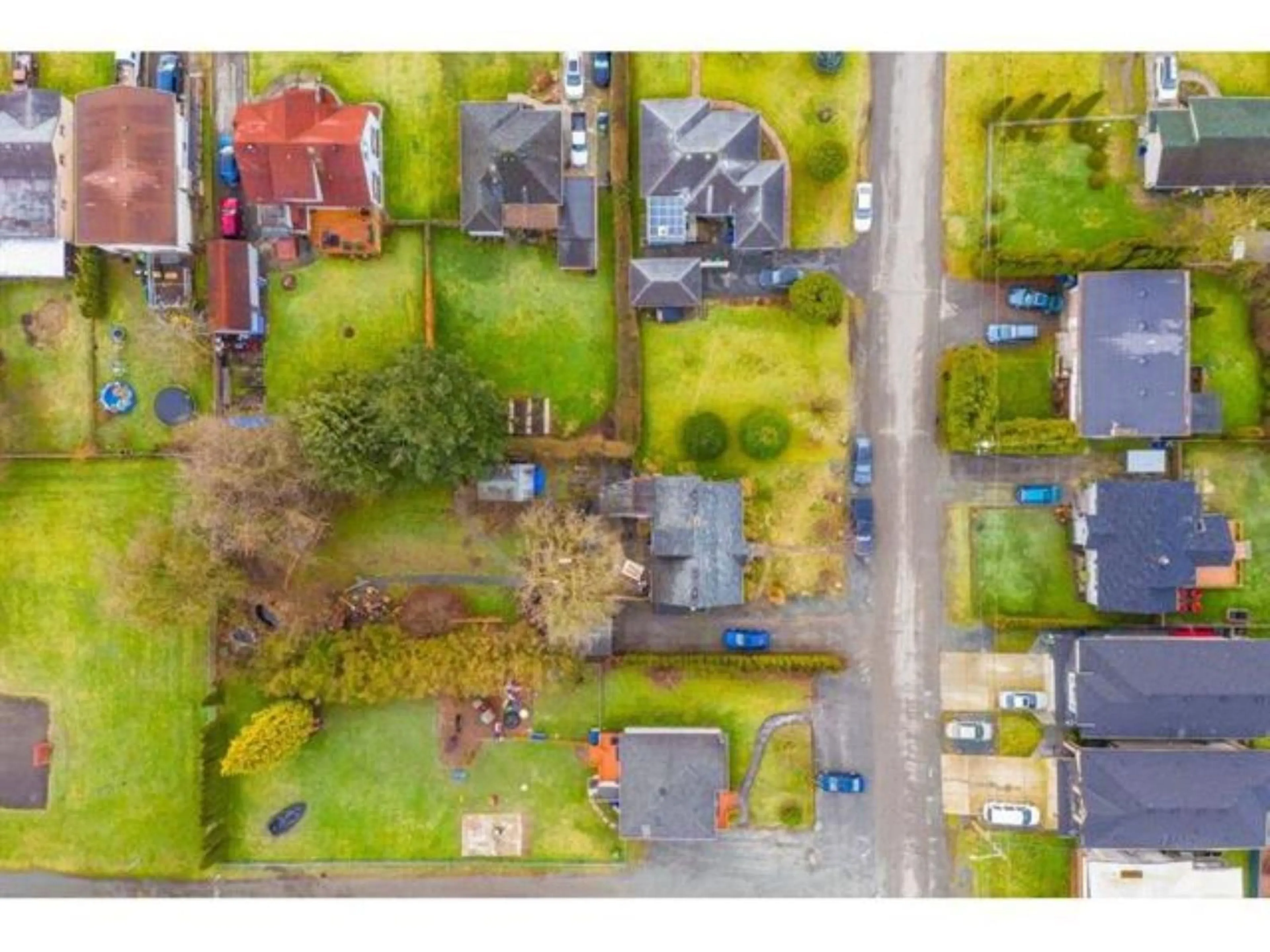 A pic from outside/outdoor area/front of a property/back of a property/a pic from drone, street for 9754 OAK STREET, Chilliwack British Columbia V2P5A4