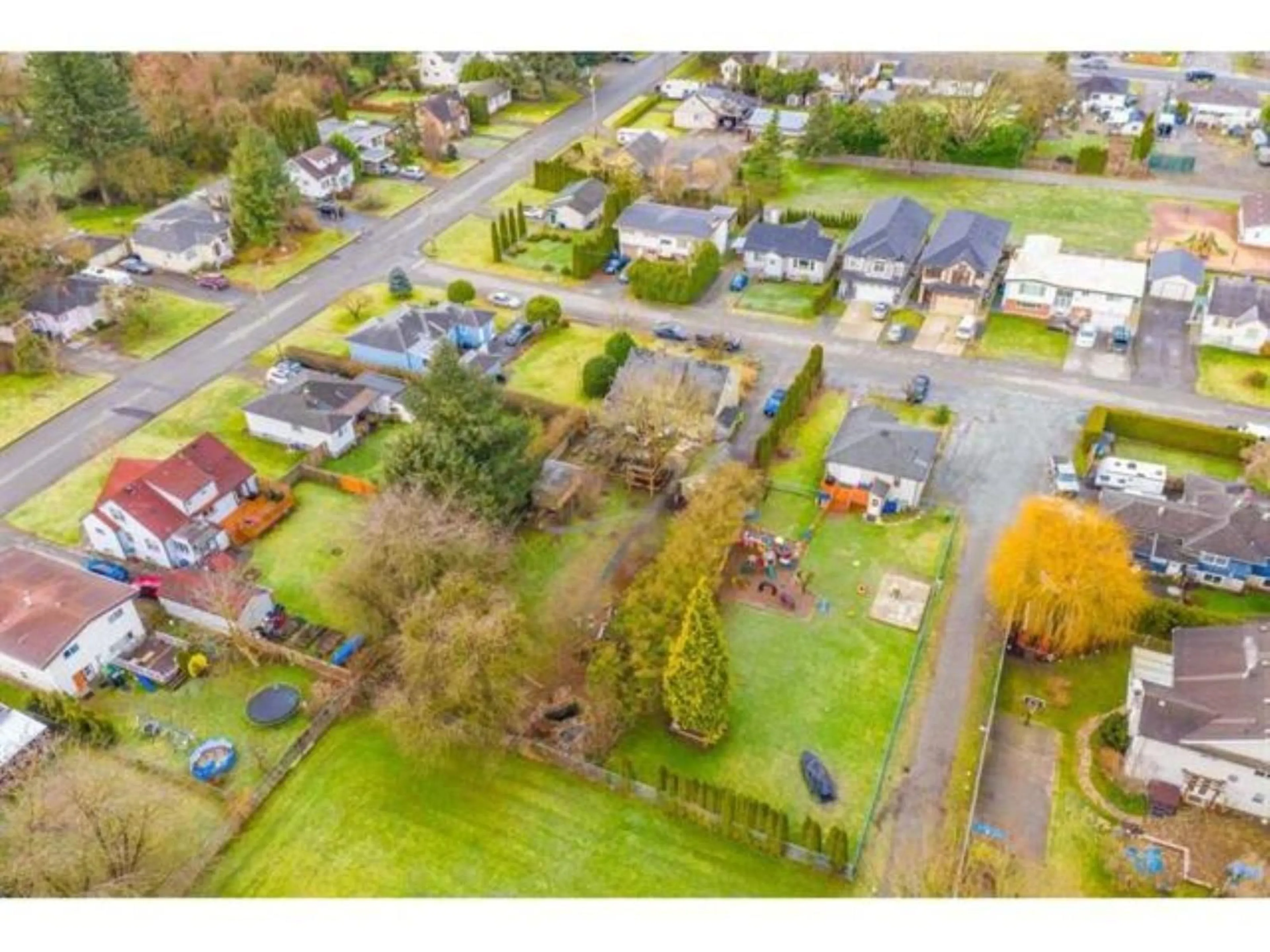 A pic from outside/outdoor area/front of a property/back of a property/a pic from drone, street for 9754 OAK STREET, Chilliwack British Columbia V2P5A4