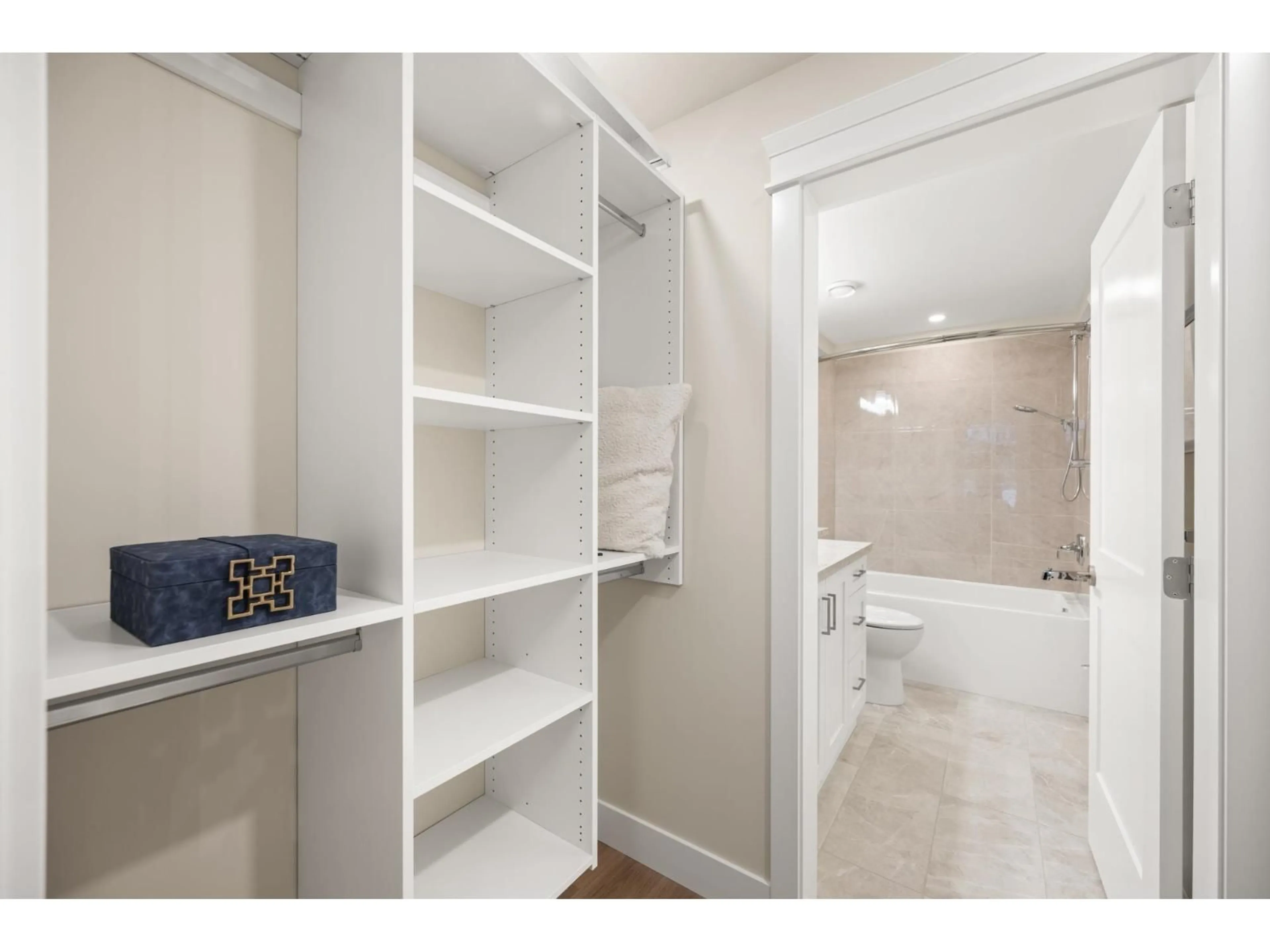 Standard bathroom, ceramic/tile floor for 614 - 13757 108 AVENUE, Surrey British Columbia V3T2K6