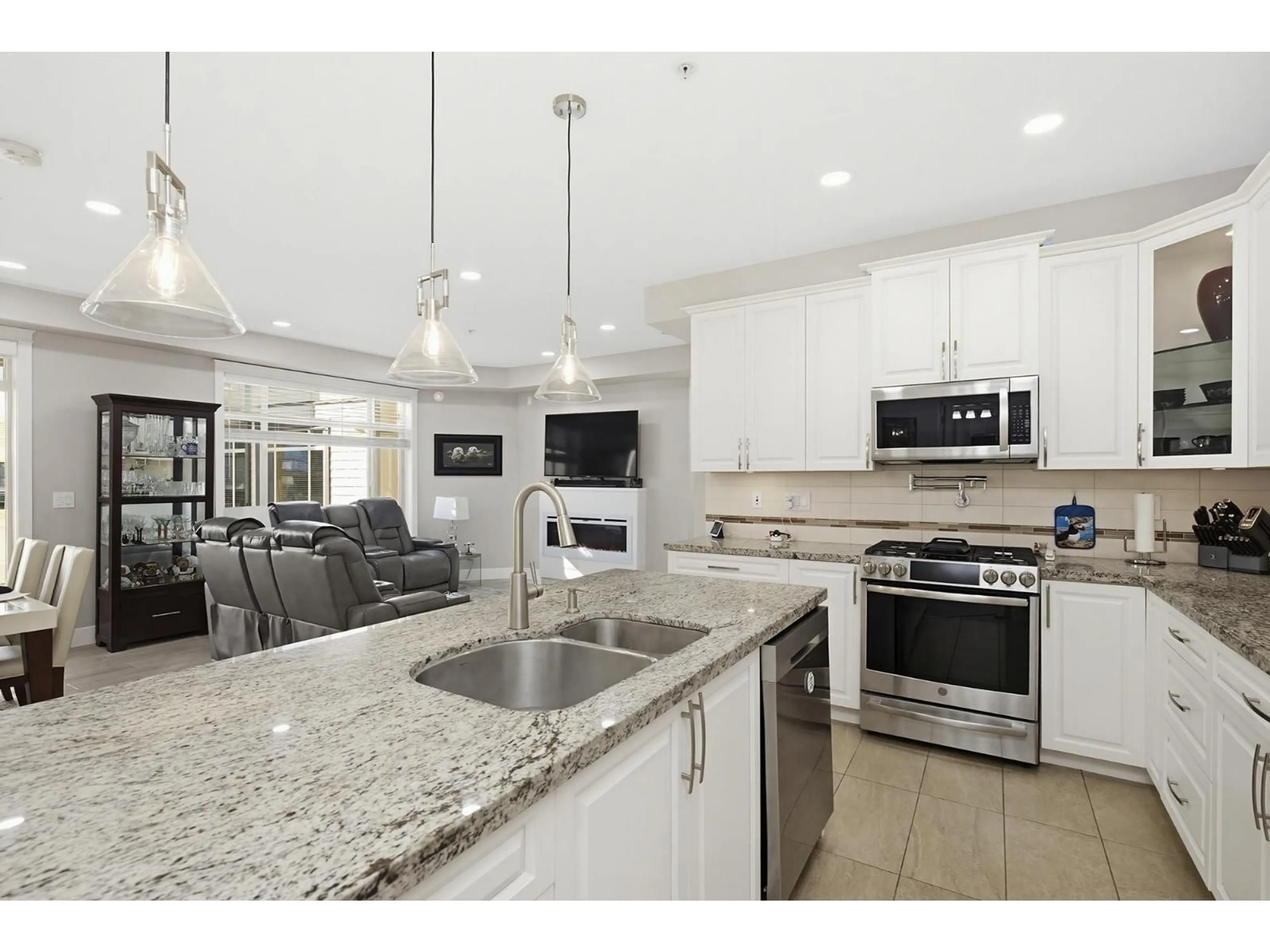 Open concept kitchen, ceramic/tile floor for 401 - 32445 SIMON AVENUE, Abbotsford British Columbia V2T0G7