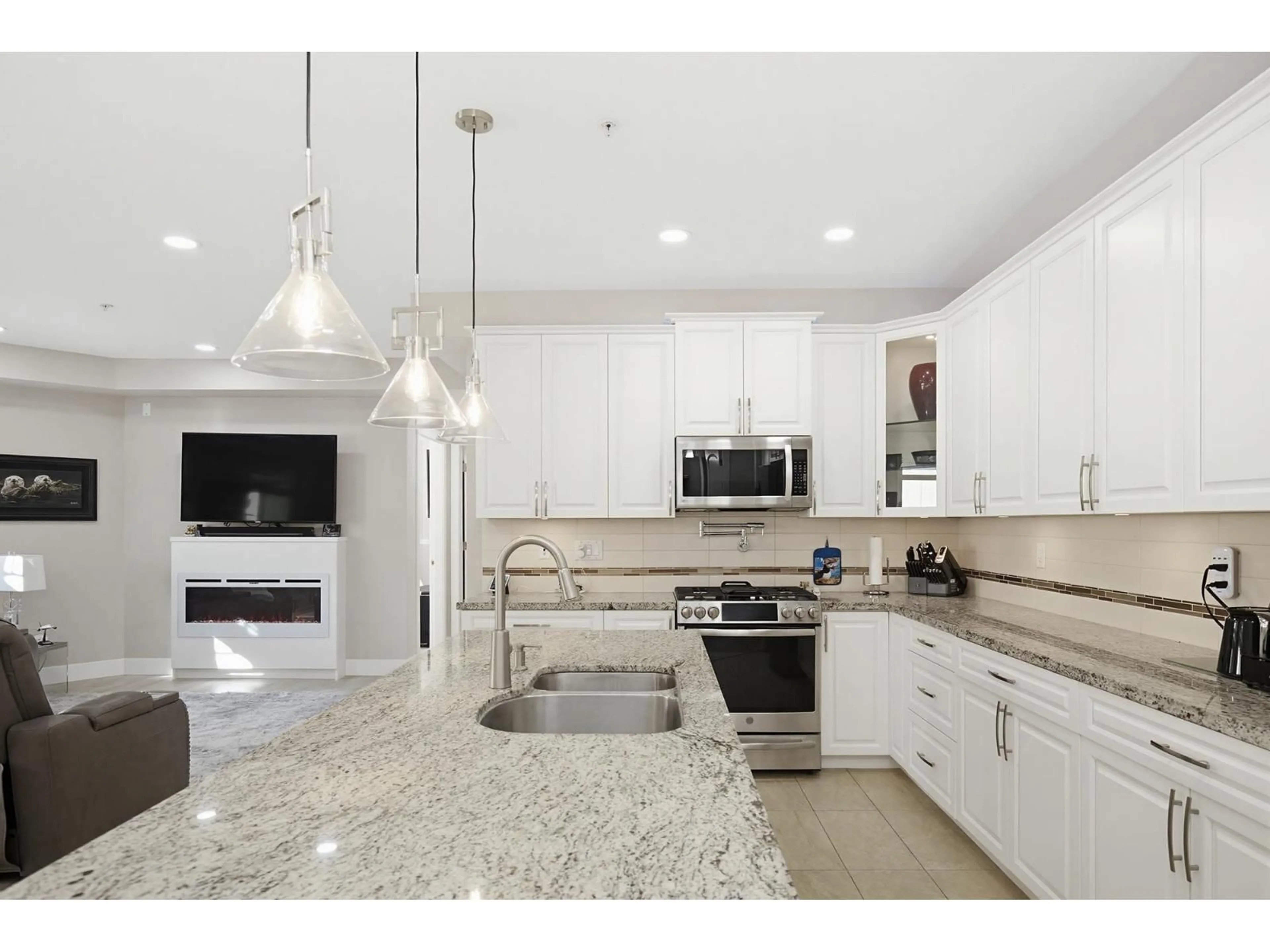 Open concept kitchen, ceramic/tile floor for 401 - 32445 SIMON AVENUE, Abbotsford British Columbia V2T0G7