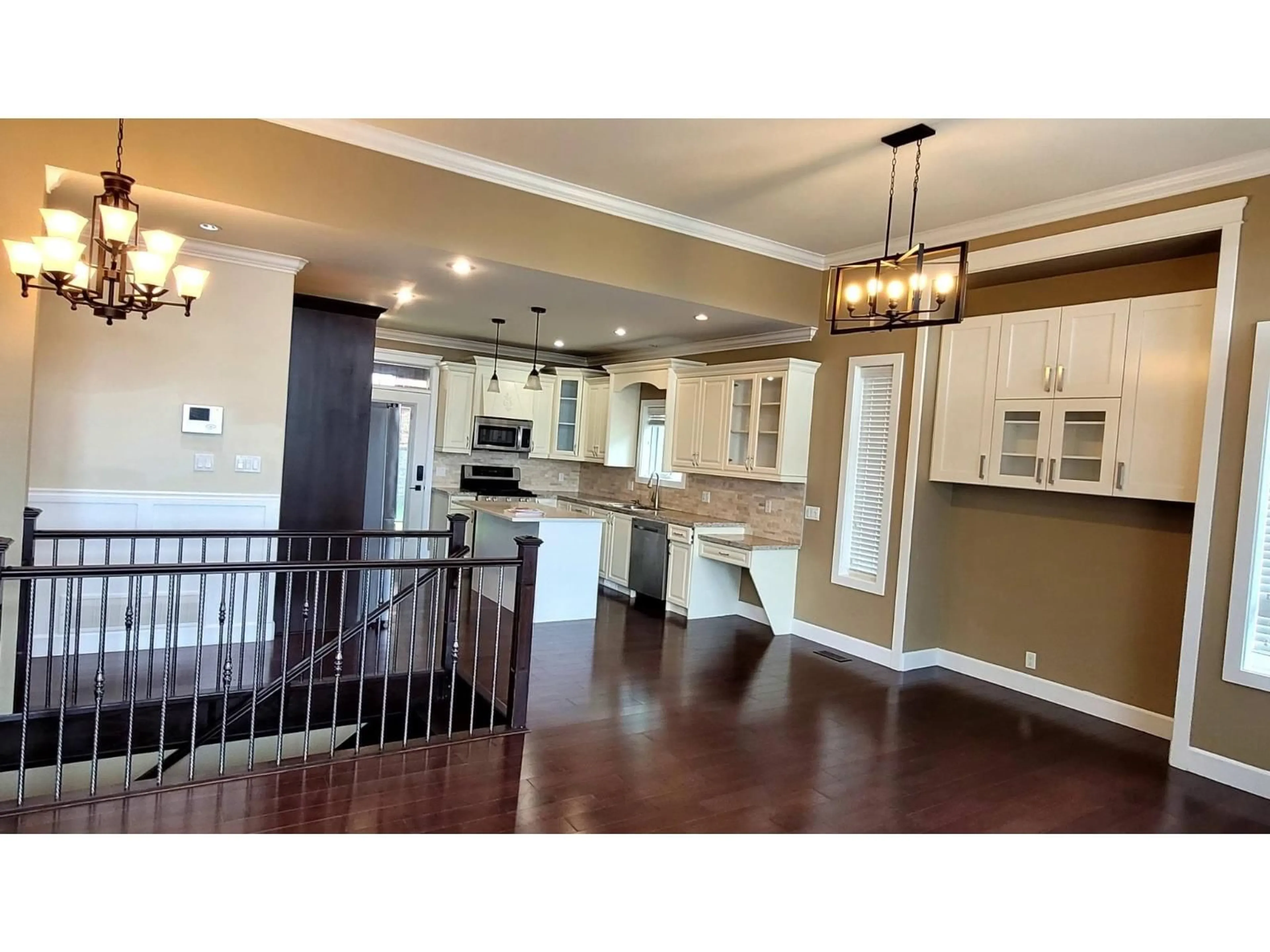 Open concept kitchen, wood/laminate floor for 35599 ZANATTA LANE, Abbotsford British Columbia V3G0B4