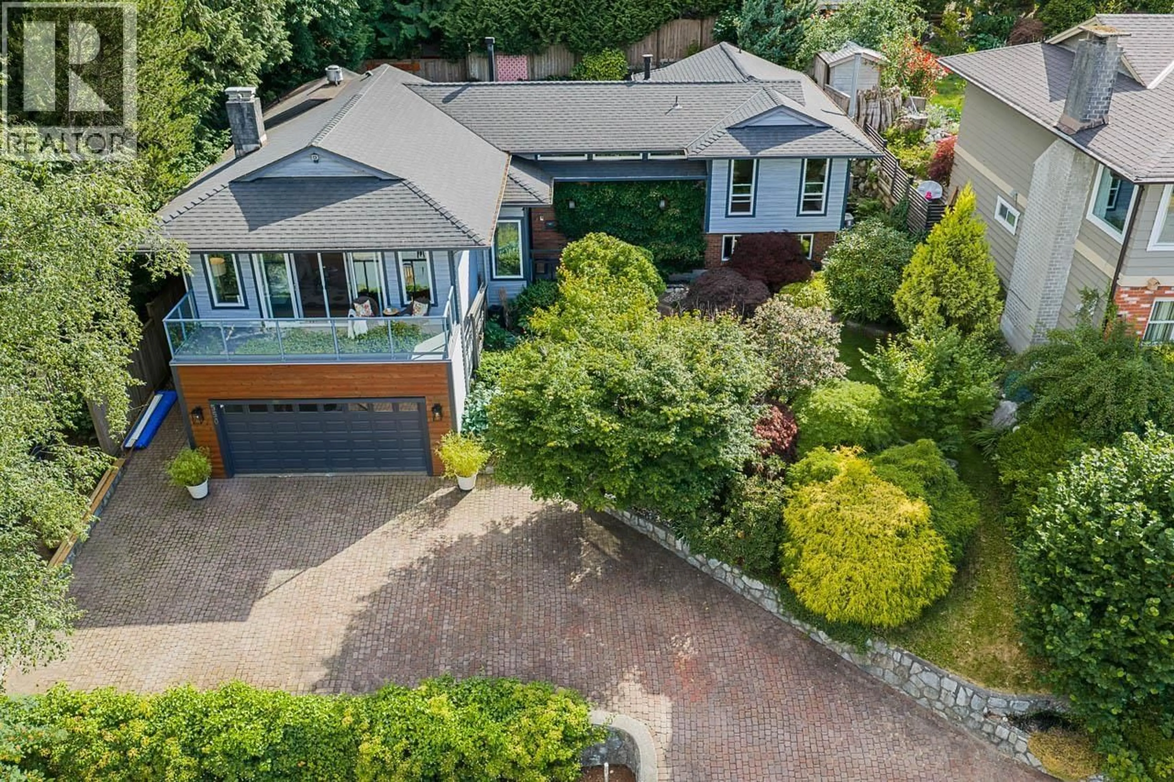 A pic from outside/outdoor area/front of a property/back of a property/a pic from drone, street for 550 YALE ROAD, Port Moody British Columbia V3H3K3