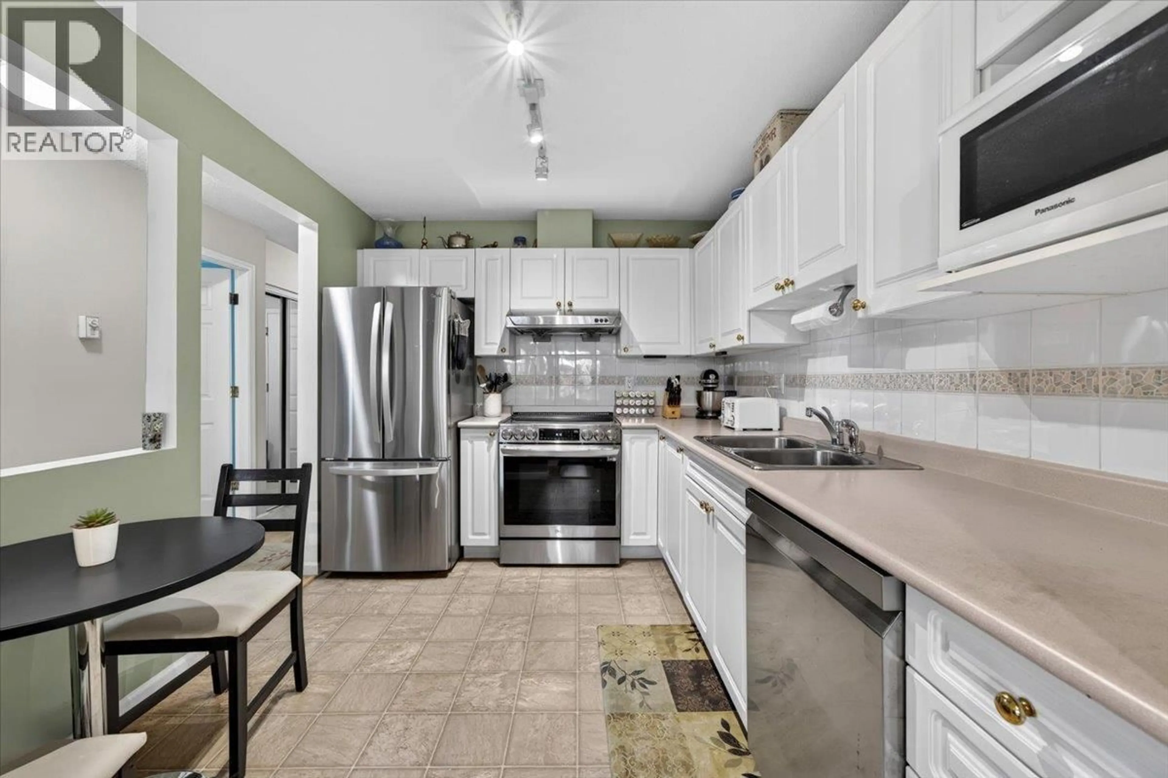 Open concept kitchen, ceramic/tile floor for 122 - 2678 DIXON STREET, Port Coquitlam British Columbia V3C6L7