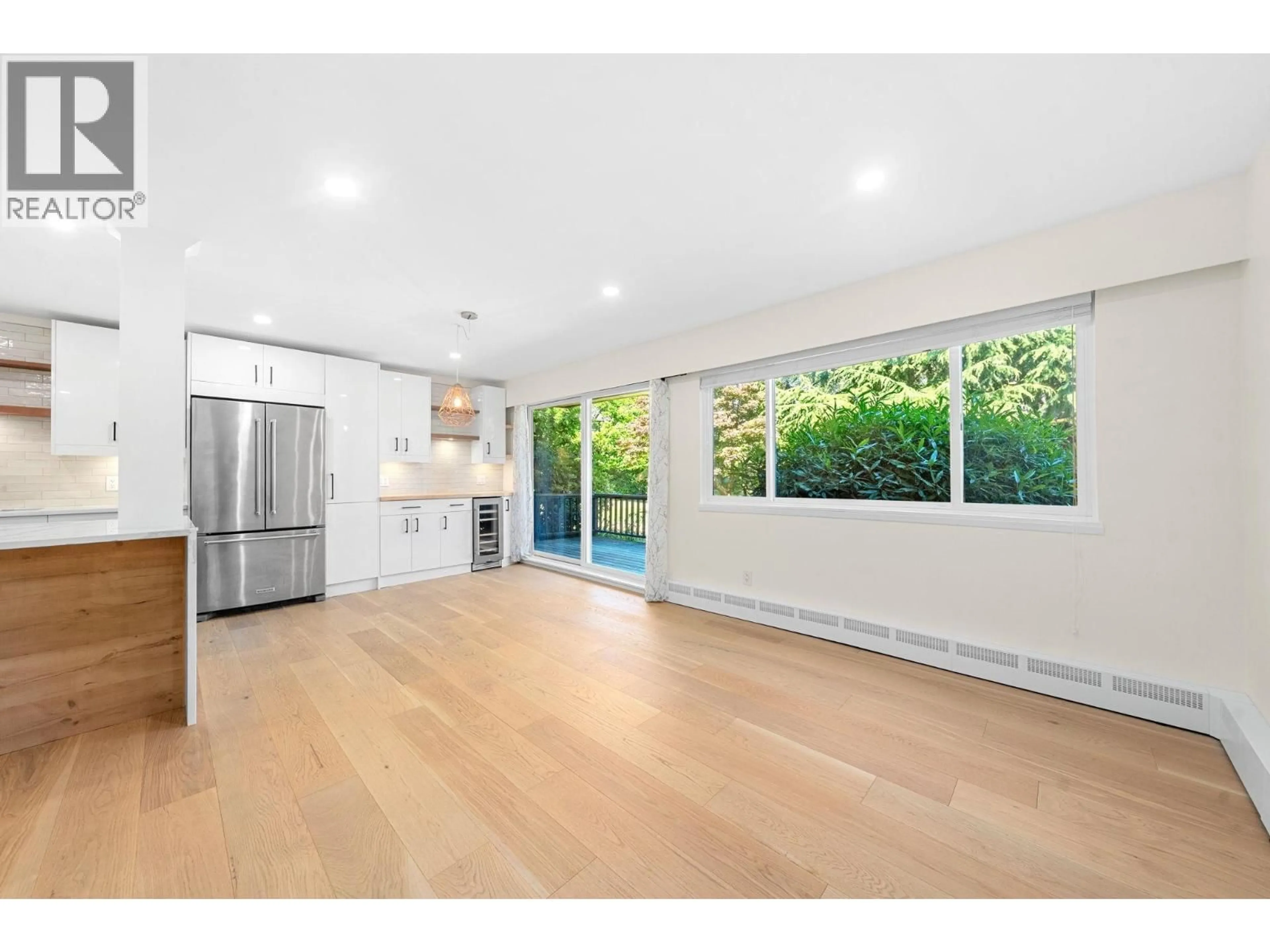 Open concept kitchen, wood/laminate floor for 911 - 555 28TH STREET, North Vancouver British Columbia V7N2J7