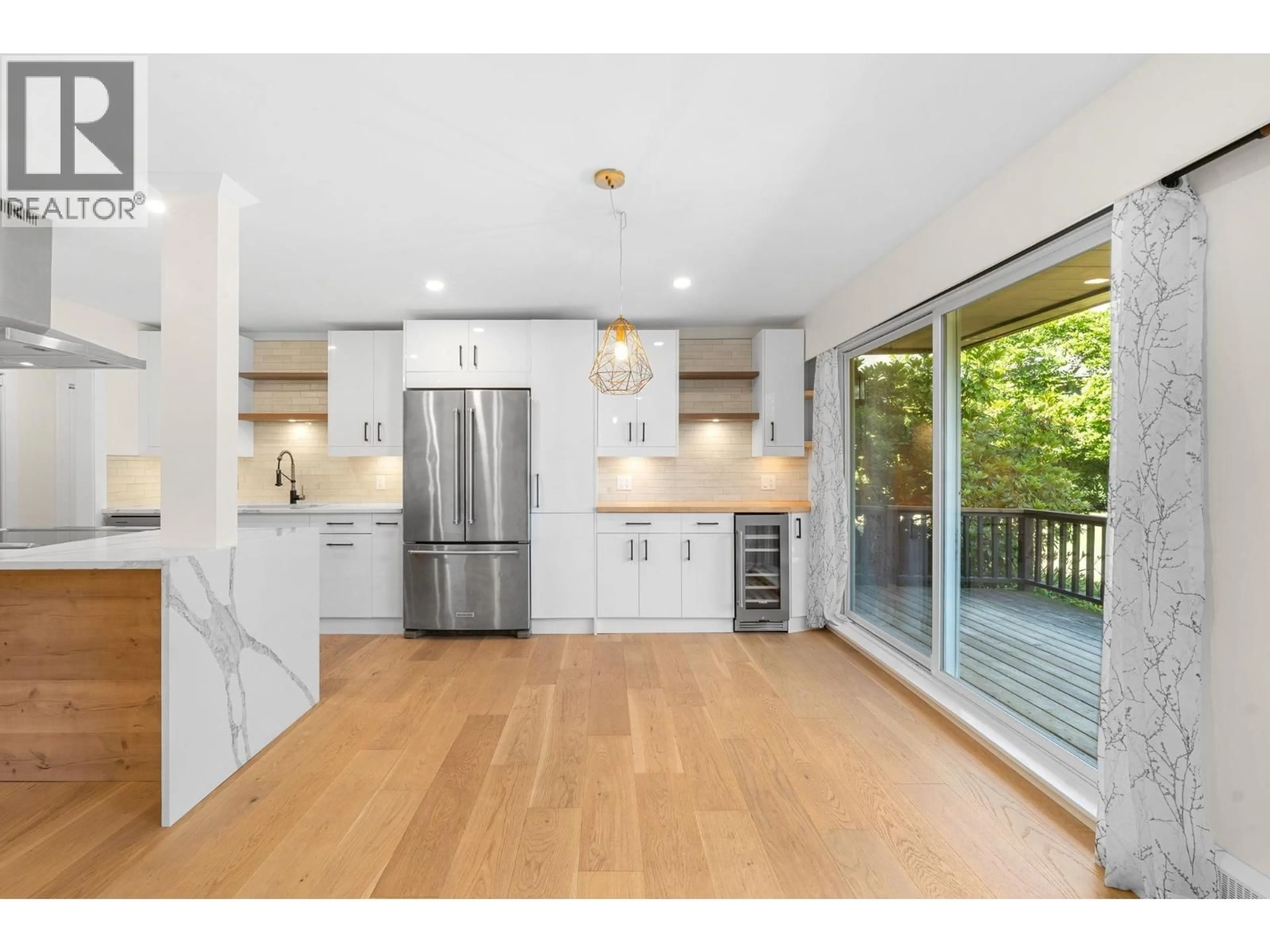 Open concept kitchen, wood/laminate floor for 911 - 555 28TH STREET, North Vancouver British Columbia V7N2J7