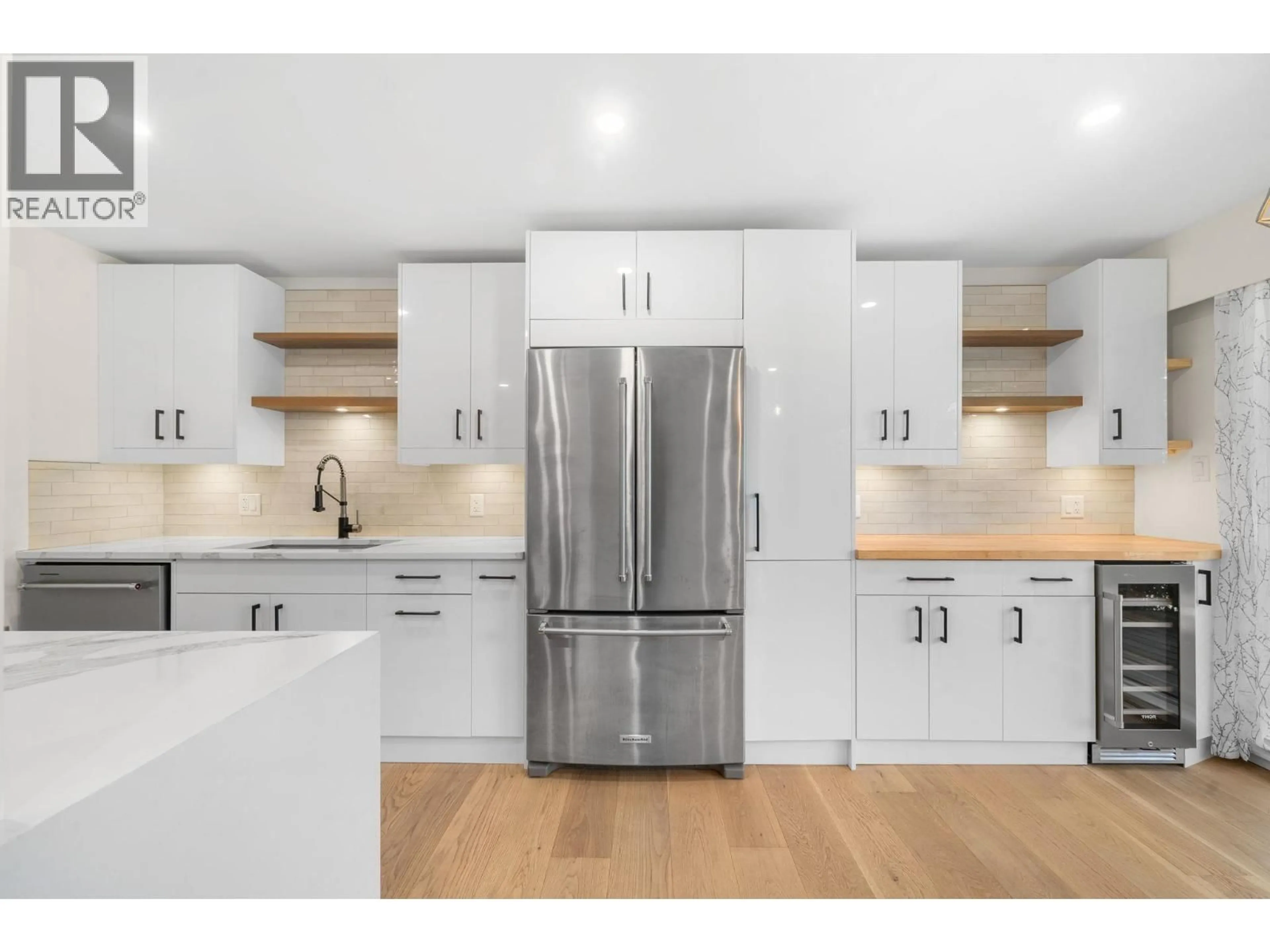 Open concept kitchen, wood/laminate floor for 911 - 555 28TH STREET, North Vancouver British Columbia V7N2J7