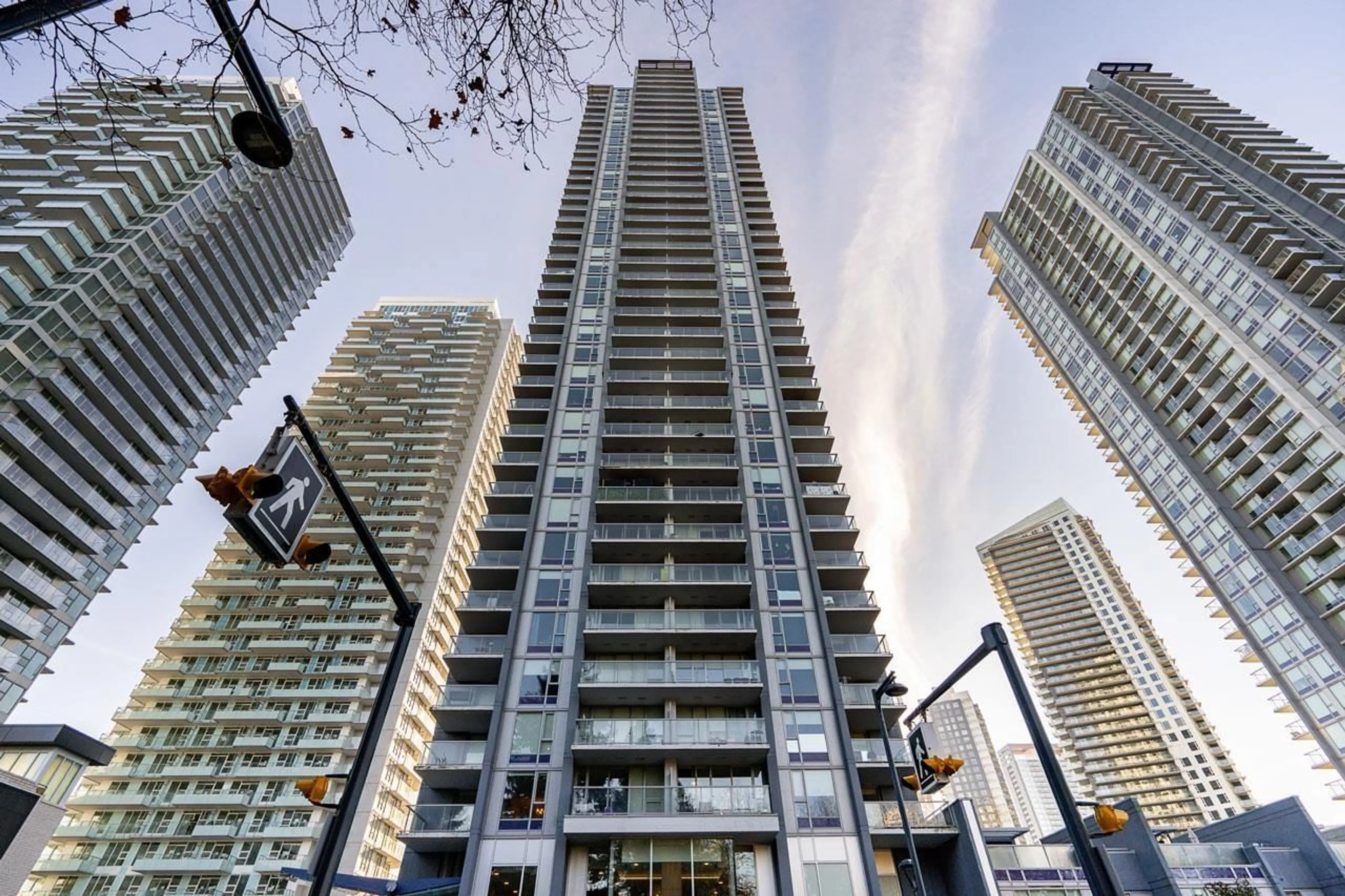 A pic from outside/outdoor area/front of a property/back of a property/a pic from drone, unknown for 3709 - 13750 100 AVENUE, Surrey British Columbia V3T0L3