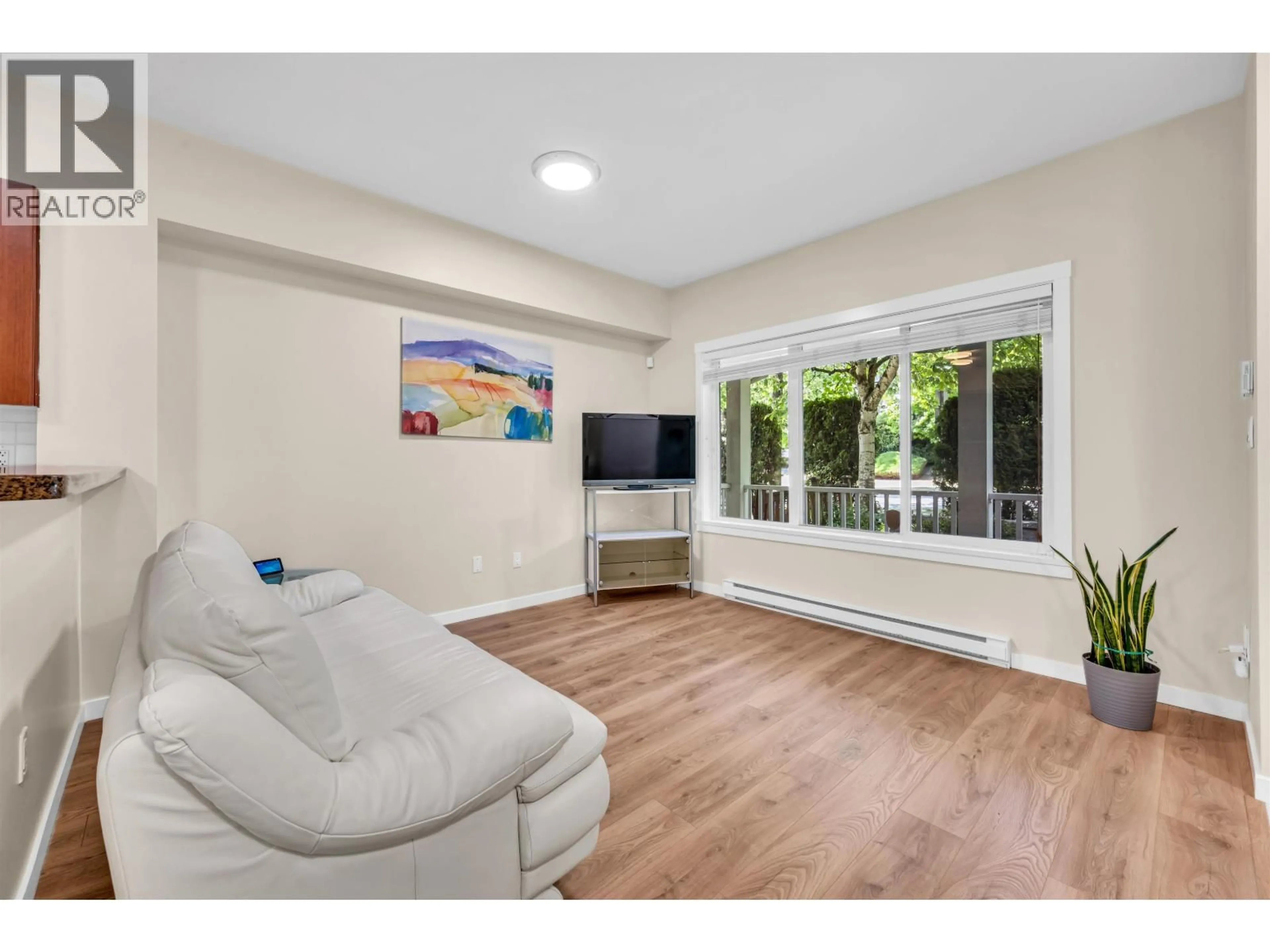 Living room with furniture, unknown for 8 - 7136 18TH AVENUE, Burnaby British Columbia V3N1H1