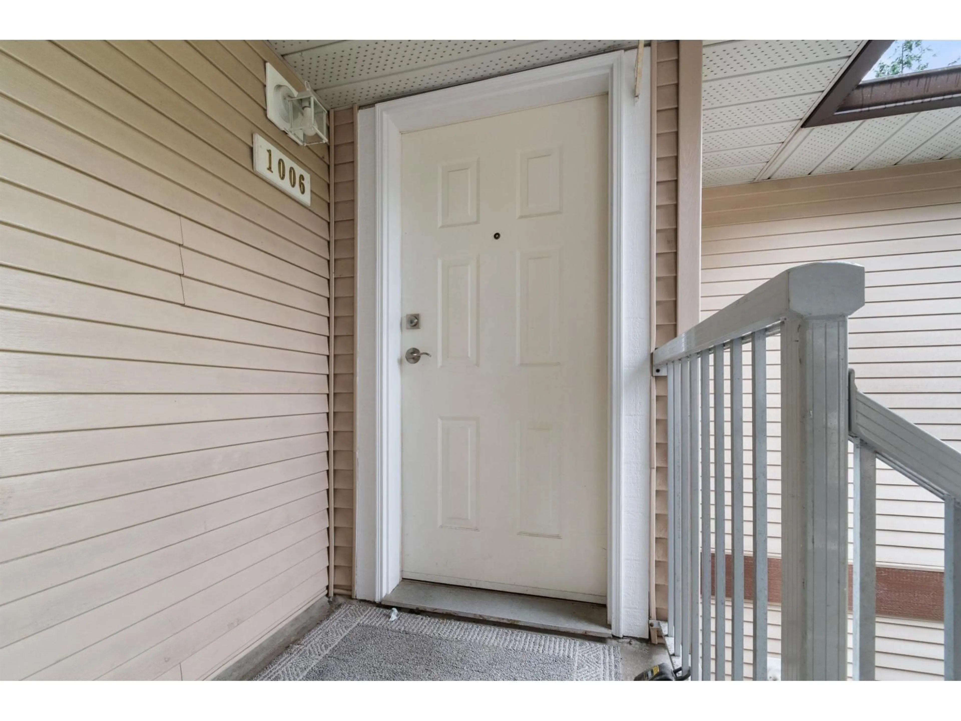 Indoor entryway for 1006 - 1750 MCKENZIE ROAD, Abbotsford British Columbia V2S3Z3