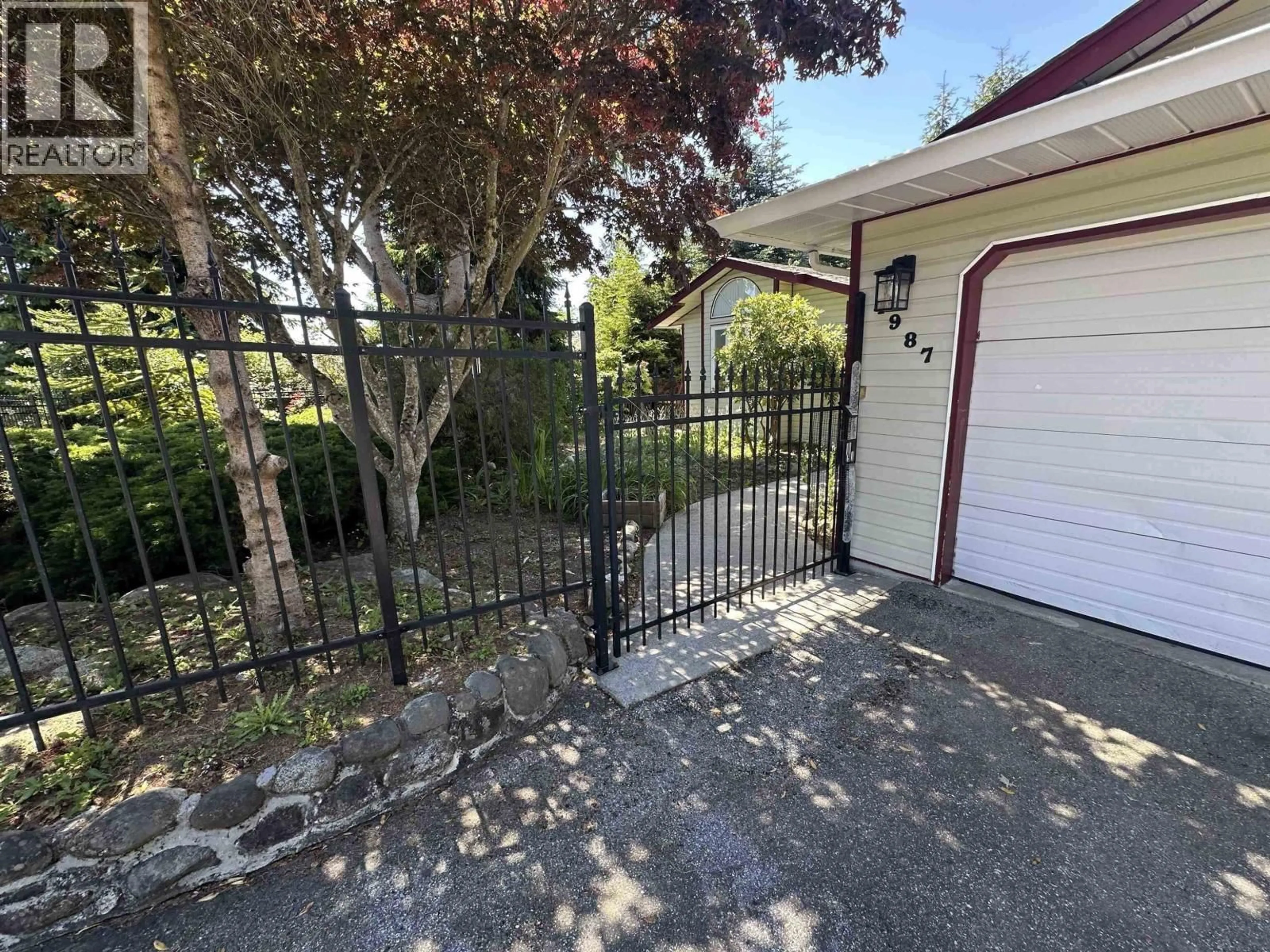 A pic from outside/outdoor area/front of a property/back of a property/a pic from drone, street for 4987 LAUREL AVENUE, Sechelt British Columbia V7Z0B9