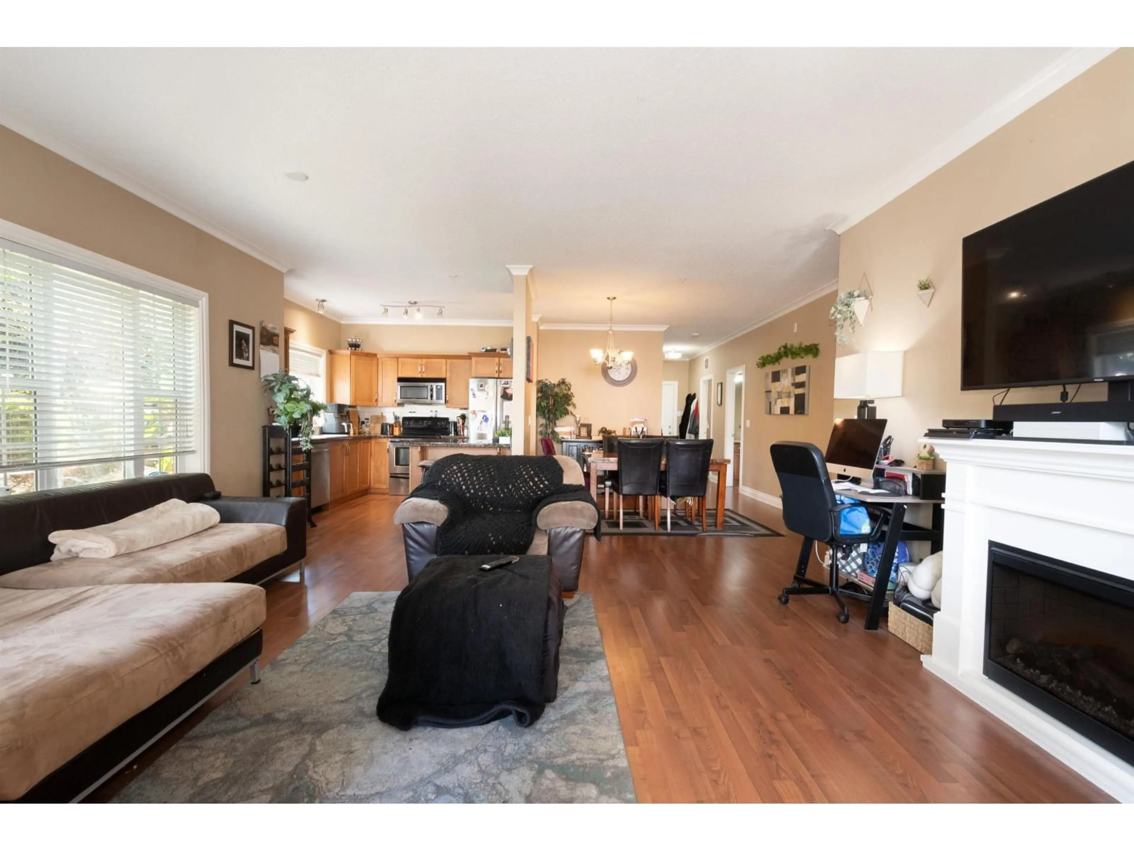 Living room with furniture, wood/laminate floor for 101 - 20286 53A AVENUE, Langley British Columbia V3A0A8