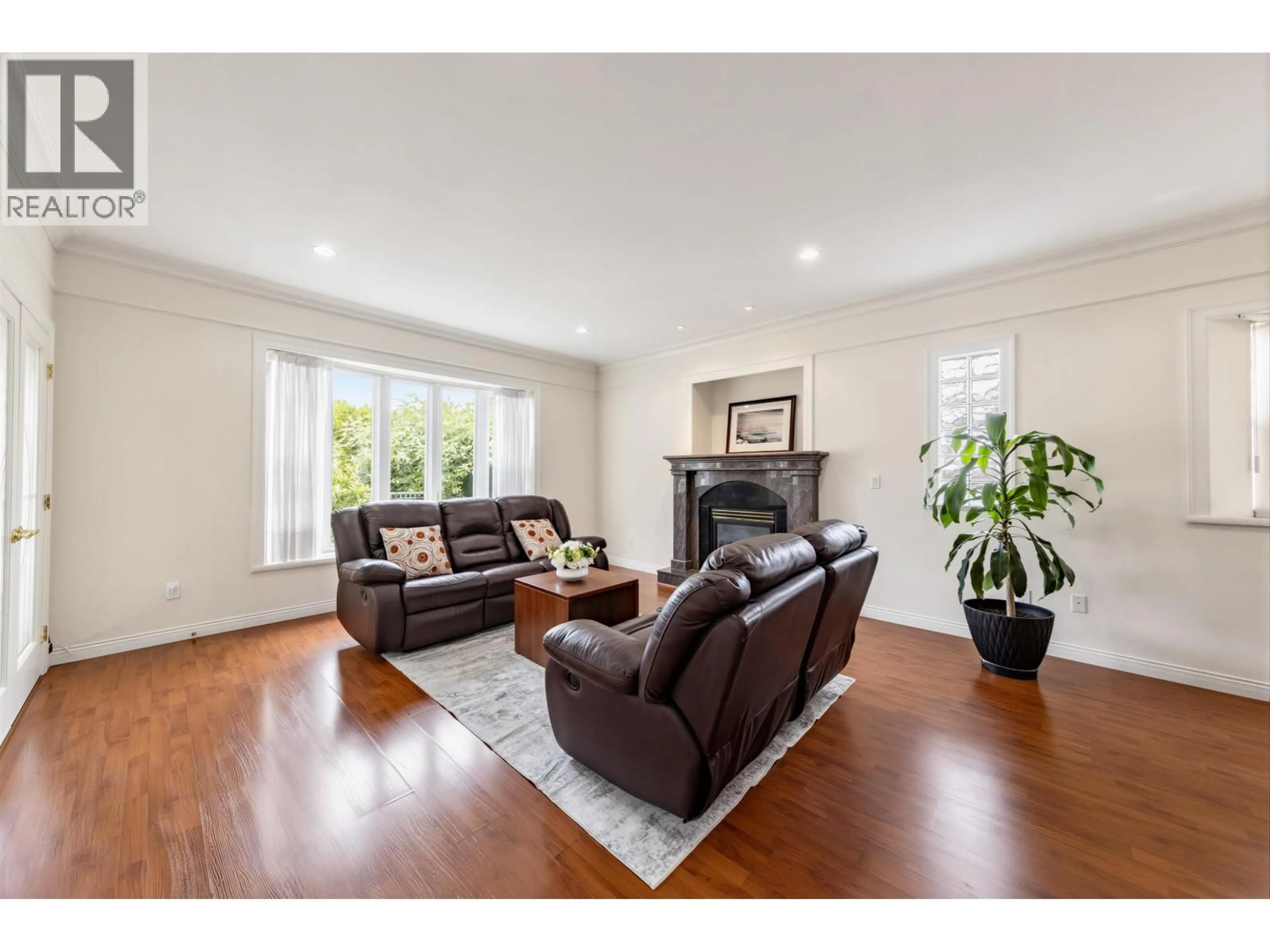Living room with furniture, wood/laminate floor for 6899 FLEMING STREET, Vancouver British Columbia V5P3H4
