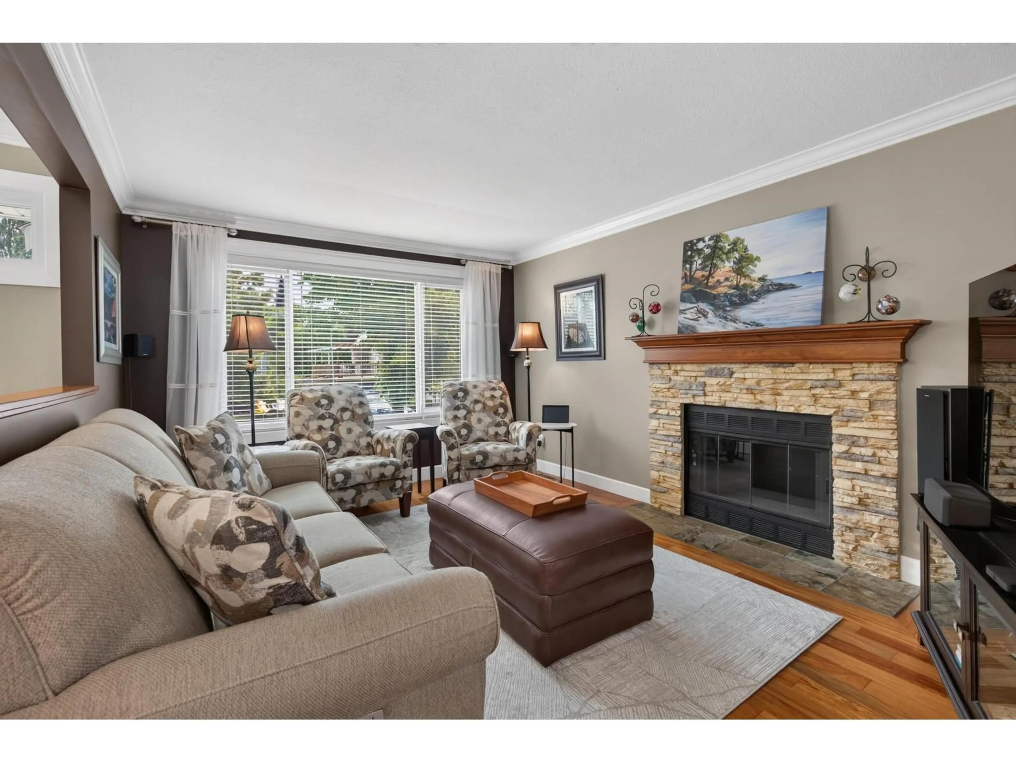 Living room with furniture, wood/laminate floor for 6323 CHARBRAY PLACE, Surrey British Columbia V3S5H6