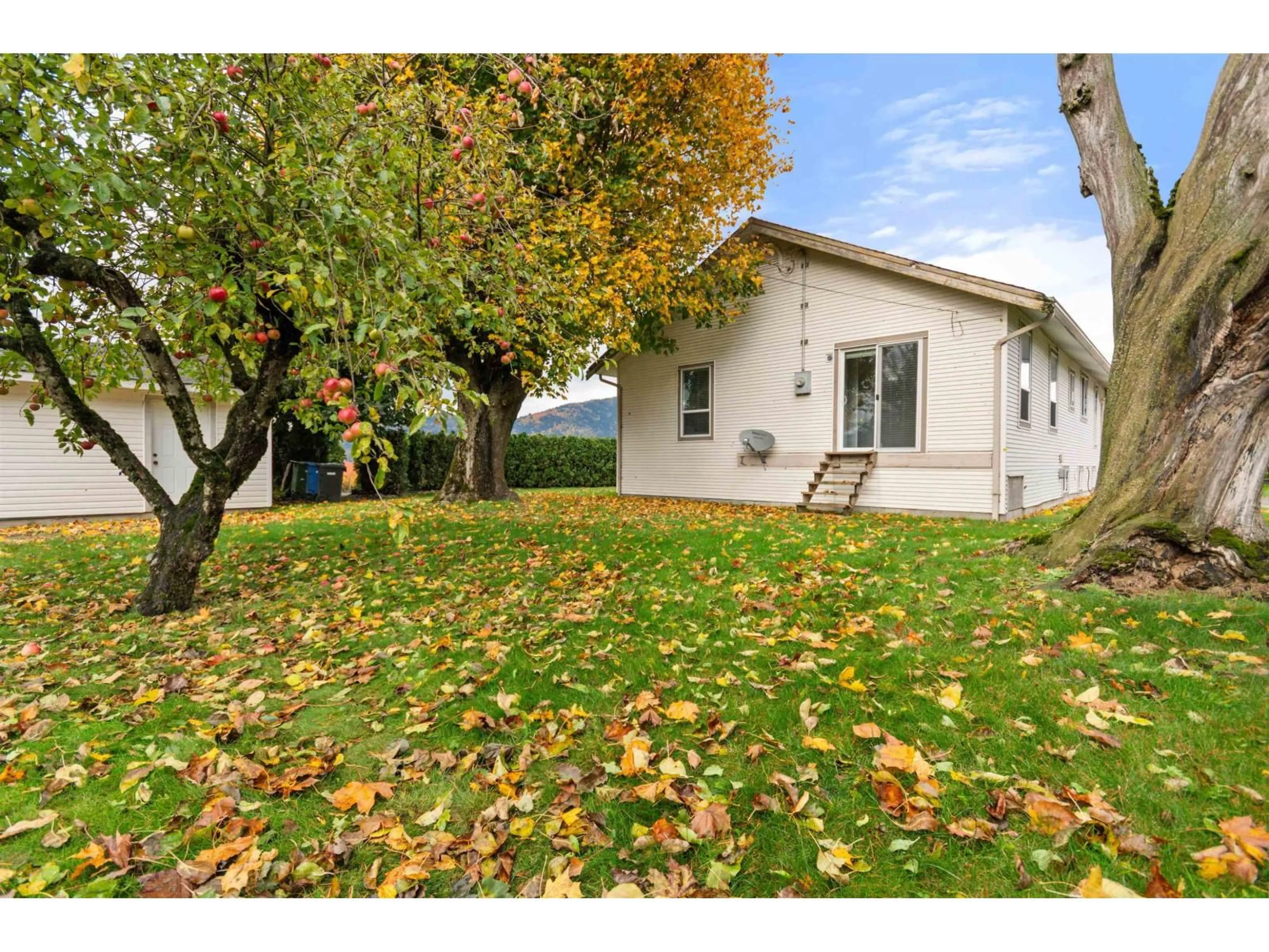 A pic from outside/outdoor area/front of a property/back of a property/a pic from drone, street for 39965 NO. 5 ROAD, Abbotsford British Columbia V3G2G3