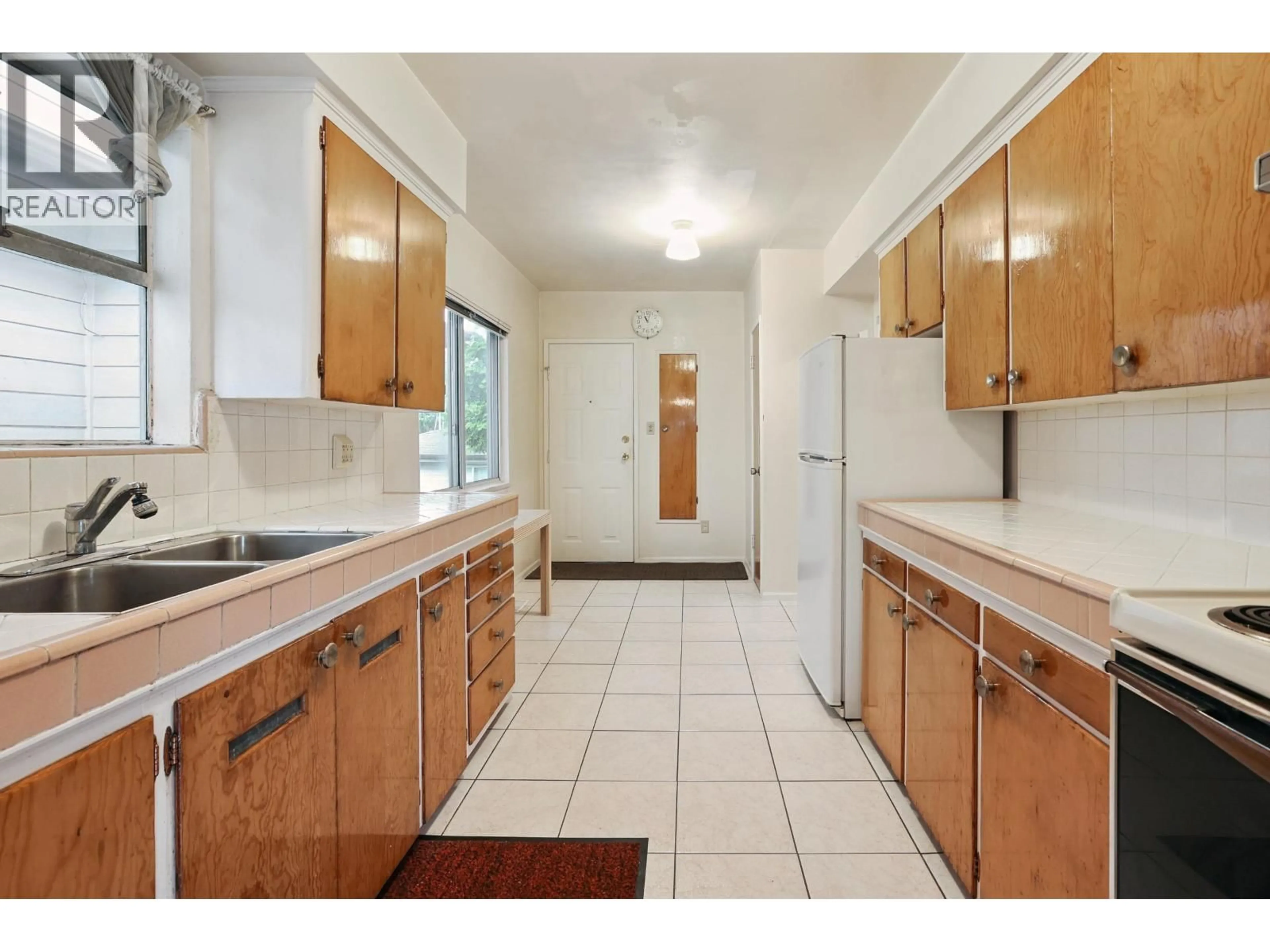 Standard kitchen, ceramic/tile floor for 2894 MCGILL STREET, Vancouver British Columbia V5K1H6