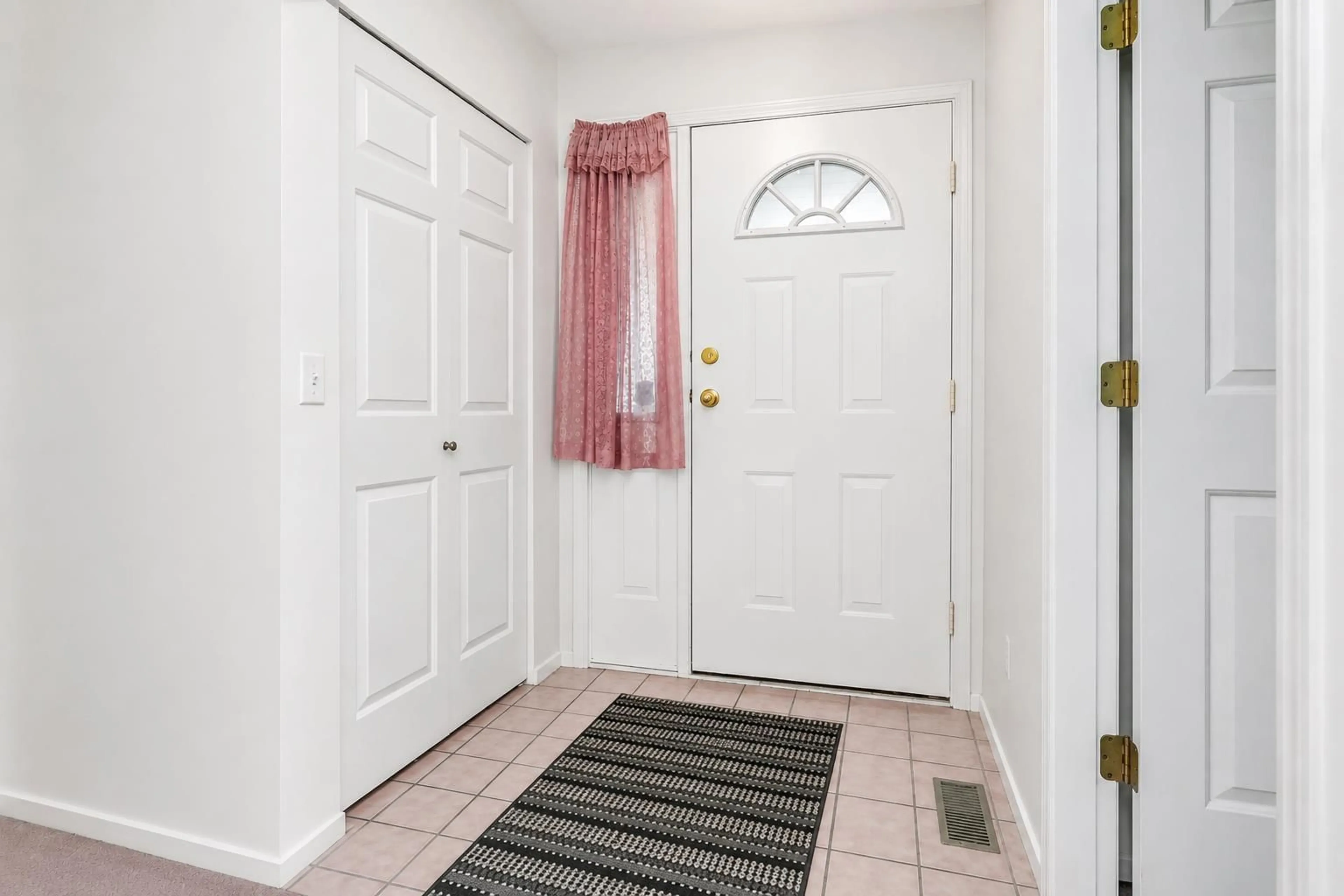 Indoor entryway for 1002 - 21937 48 AVENUE, Langley British Columbia V3A8C3