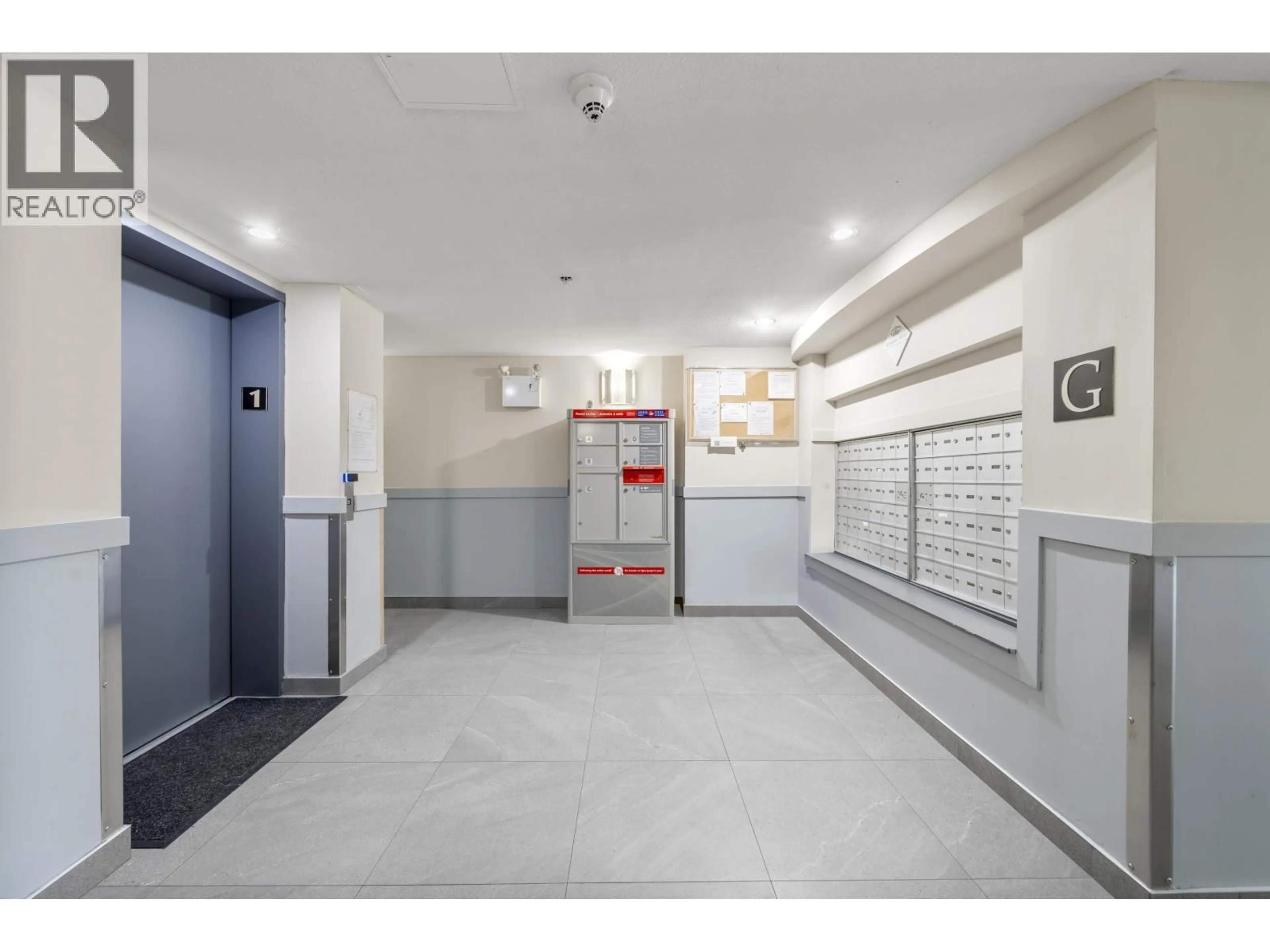 Indoor foyer for PH23 - 760 KINGSWAY, Vancouver British Columbia V5V3C1