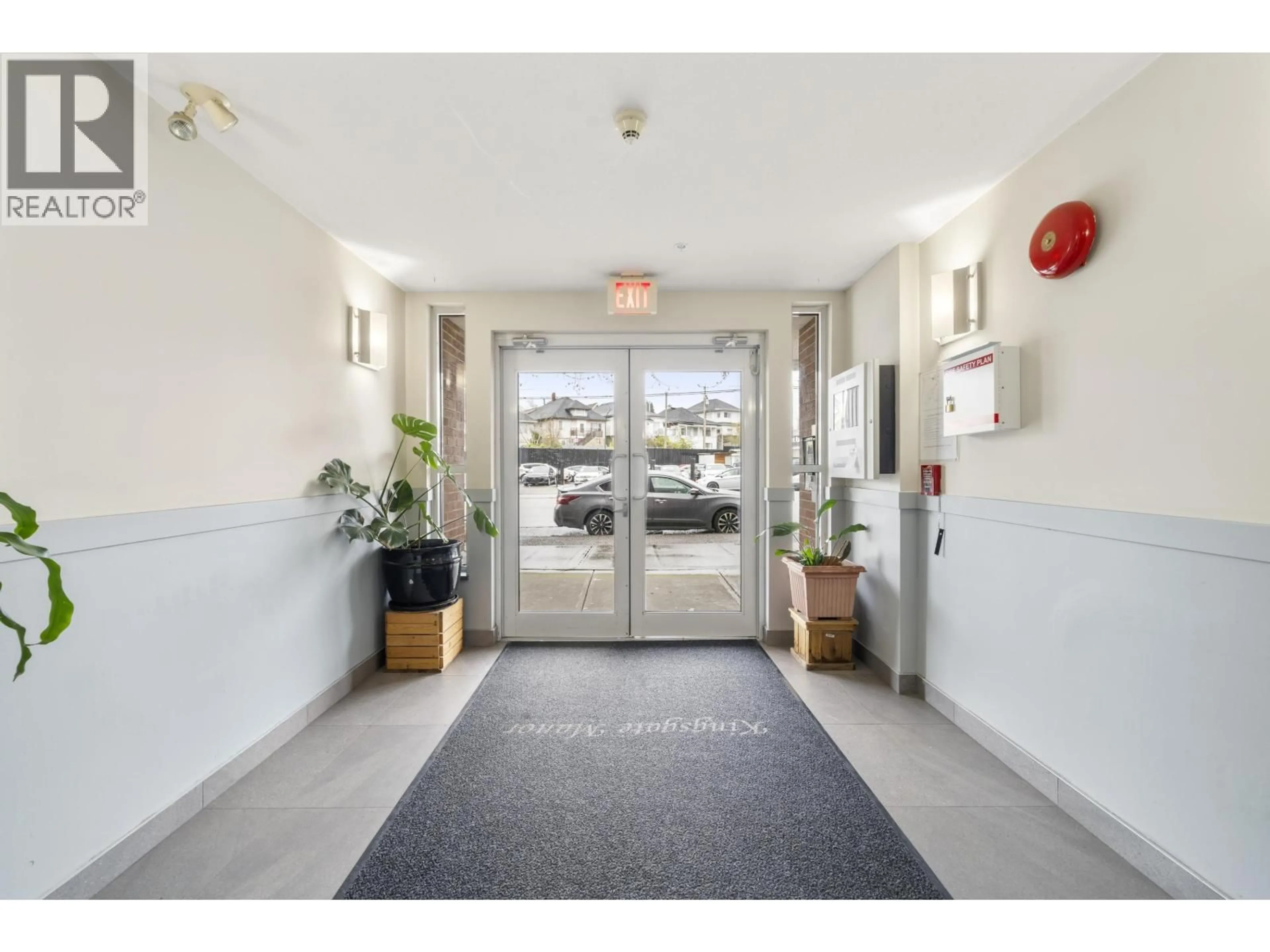 Indoor foyer for PH23 - 760 KINGSWAY, Vancouver British Columbia V5V3C1