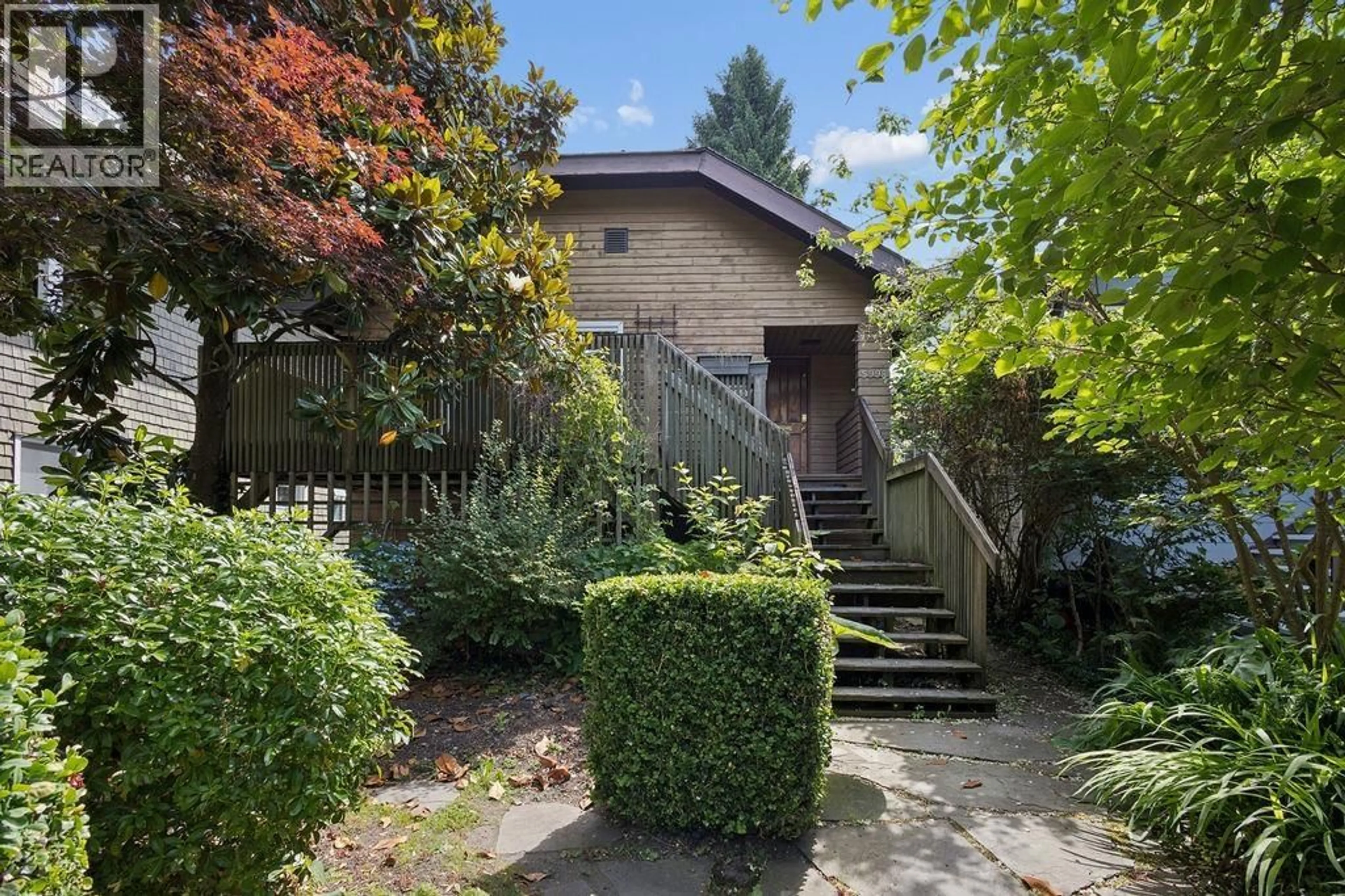 A pic from outside/outdoor area/front of a property/back of a property/a pic from drone, street for 5998 LARCH STREET, Vancouver British Columbia V6M4E4
