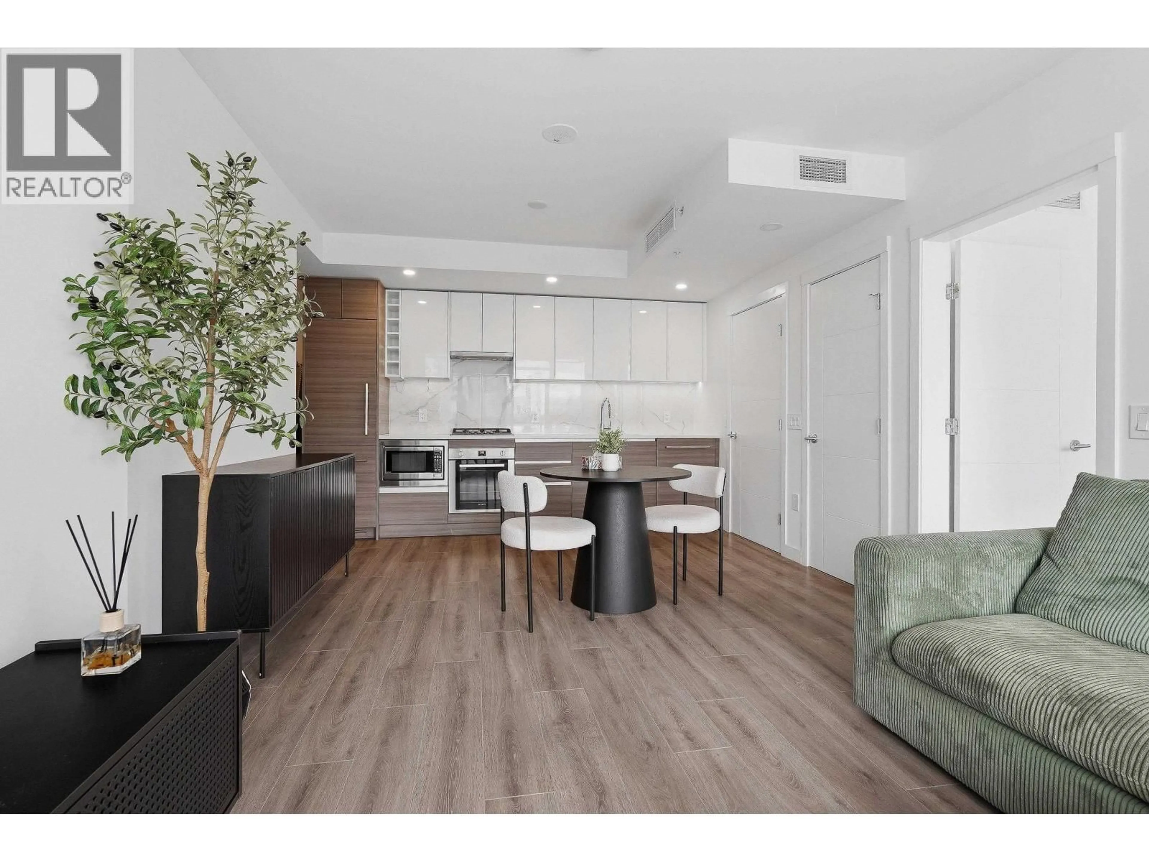 Open concept kitchen, wood/laminate floor for 1506 - 823 CARNARVON STREET, New Westminster British Columbia V3M0N5