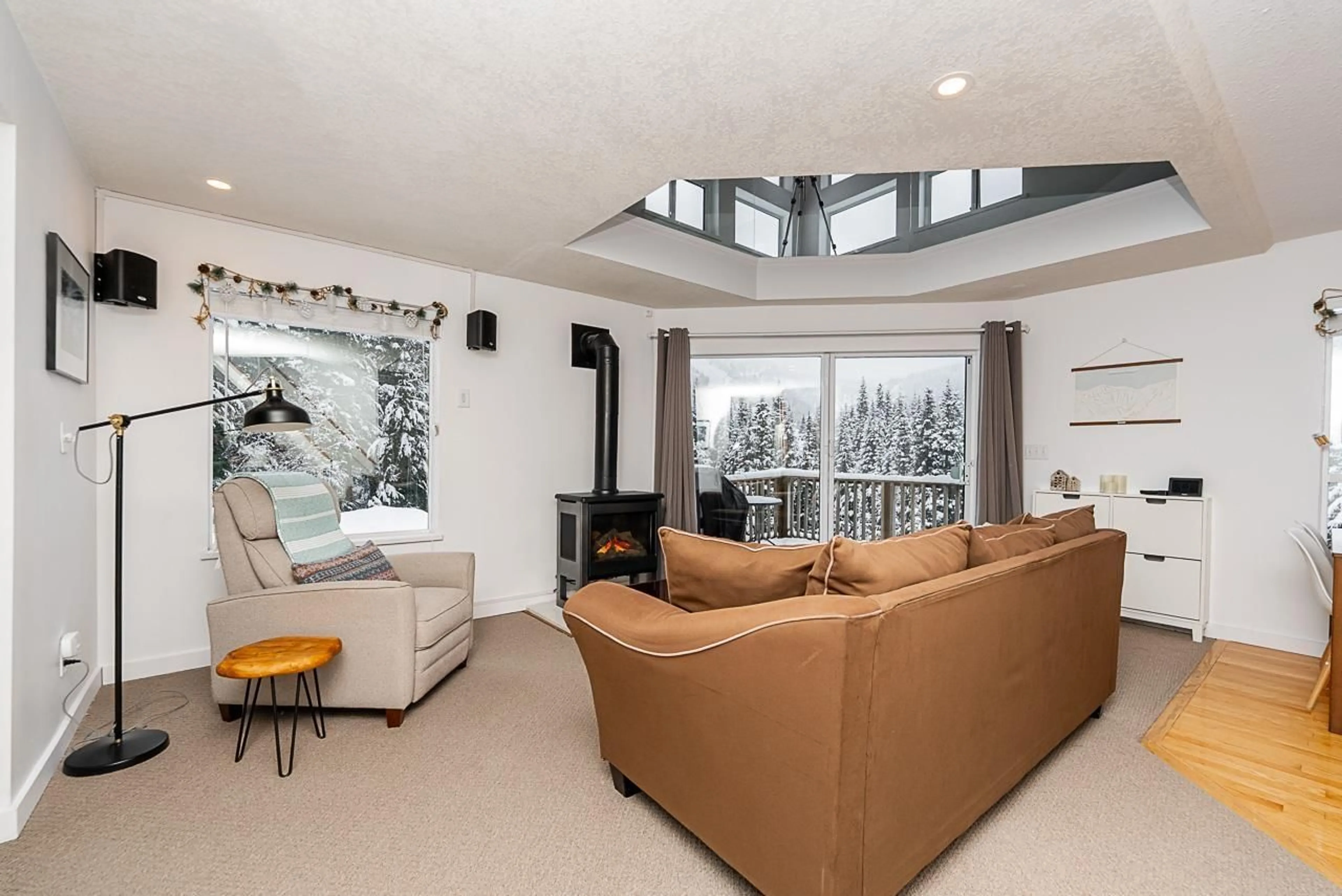 Living room with furniture, unknown for 20806 SAKWI CREEK ROAD, Agassiz British Columbia V0M1A1