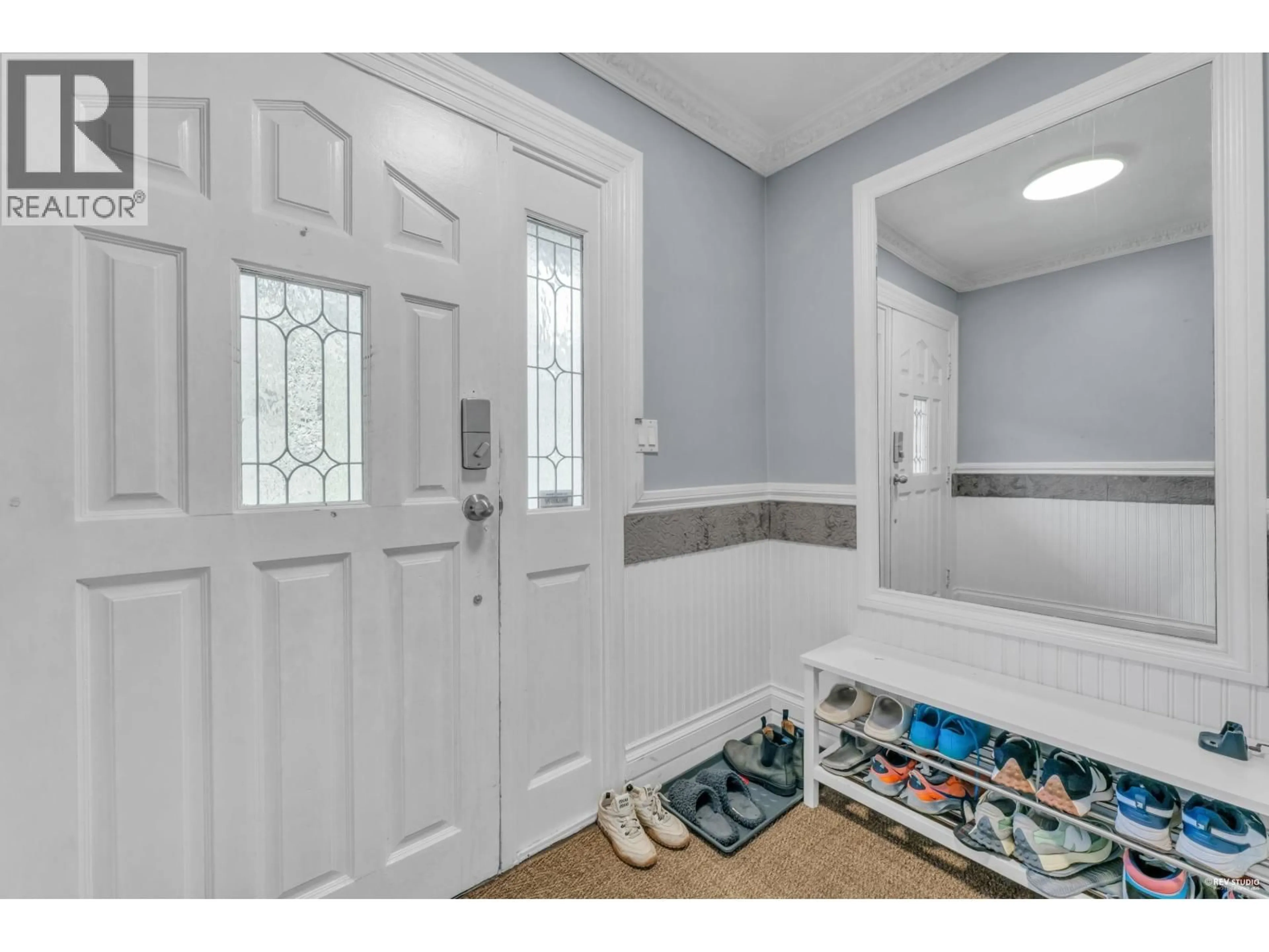 Indoor entryway for 4380 WOODCREST ROAD, West Vancouver British Columbia V7S2W1