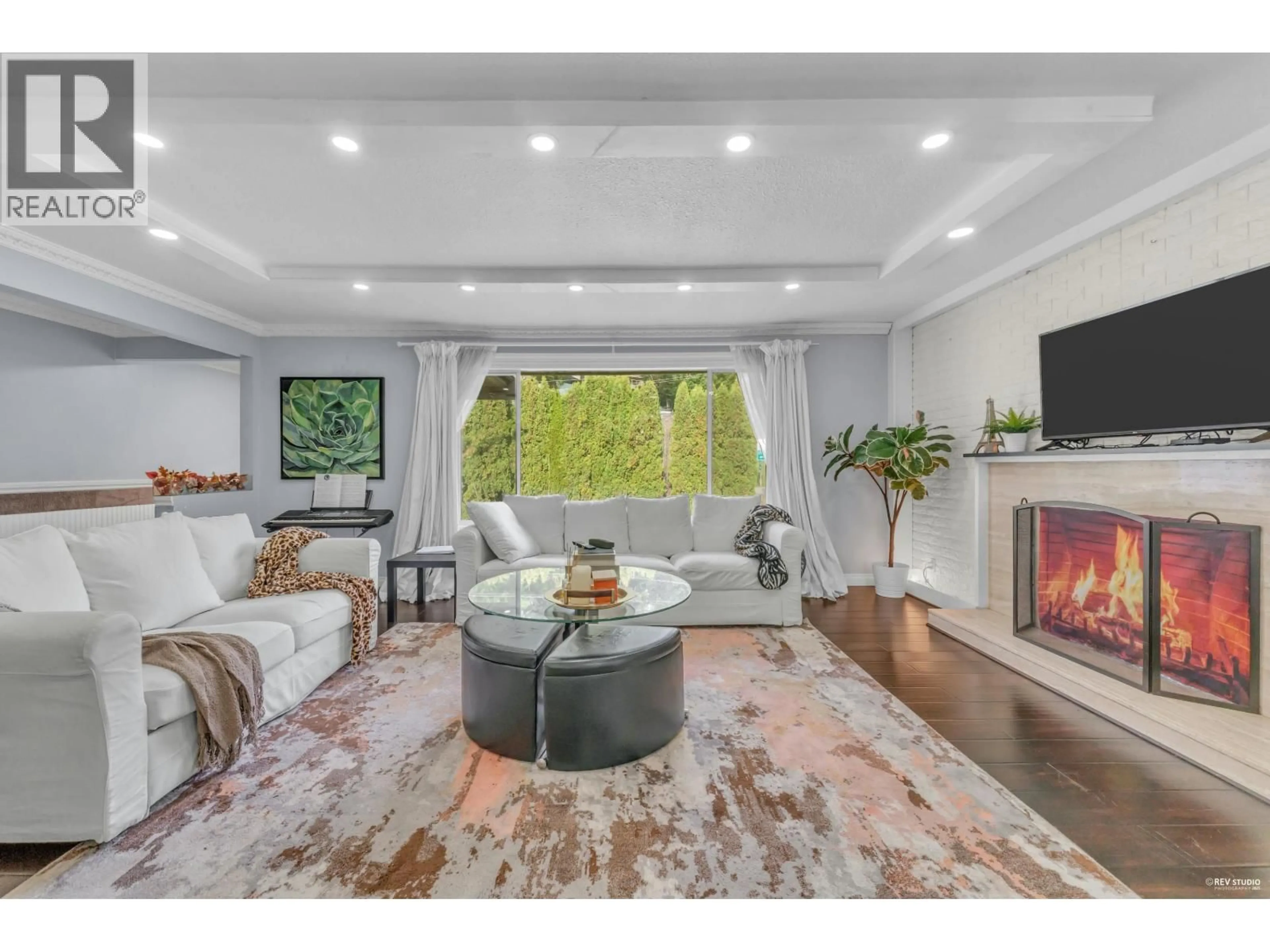 Living room with furniture, unknown for 4380 WOODCREST ROAD, West Vancouver British Columbia V7S2W1