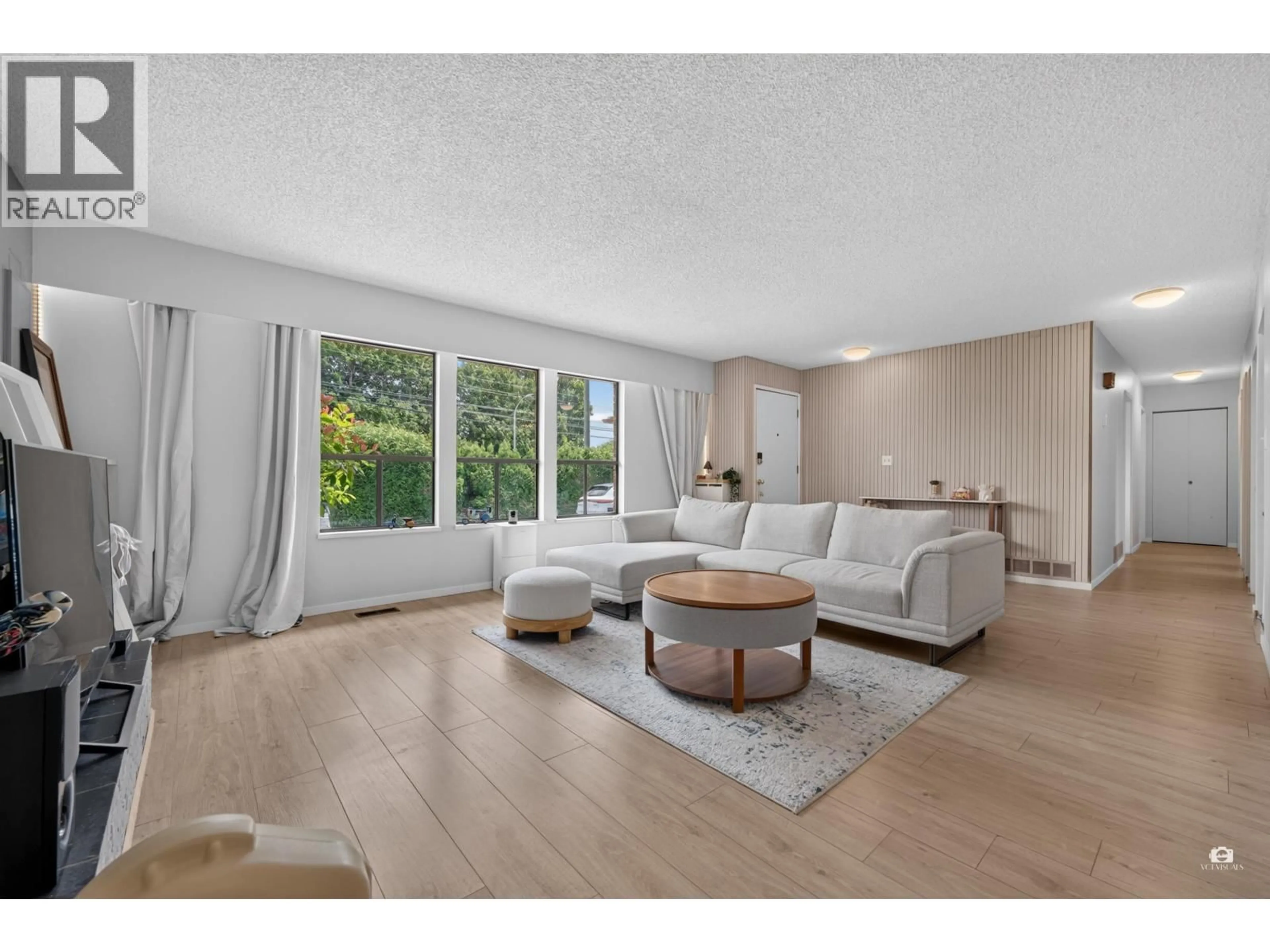 Living room with furniture, wood/laminate floor for 9171 NO. 4 ROAD, Richmond British Columbia V7A2Y8