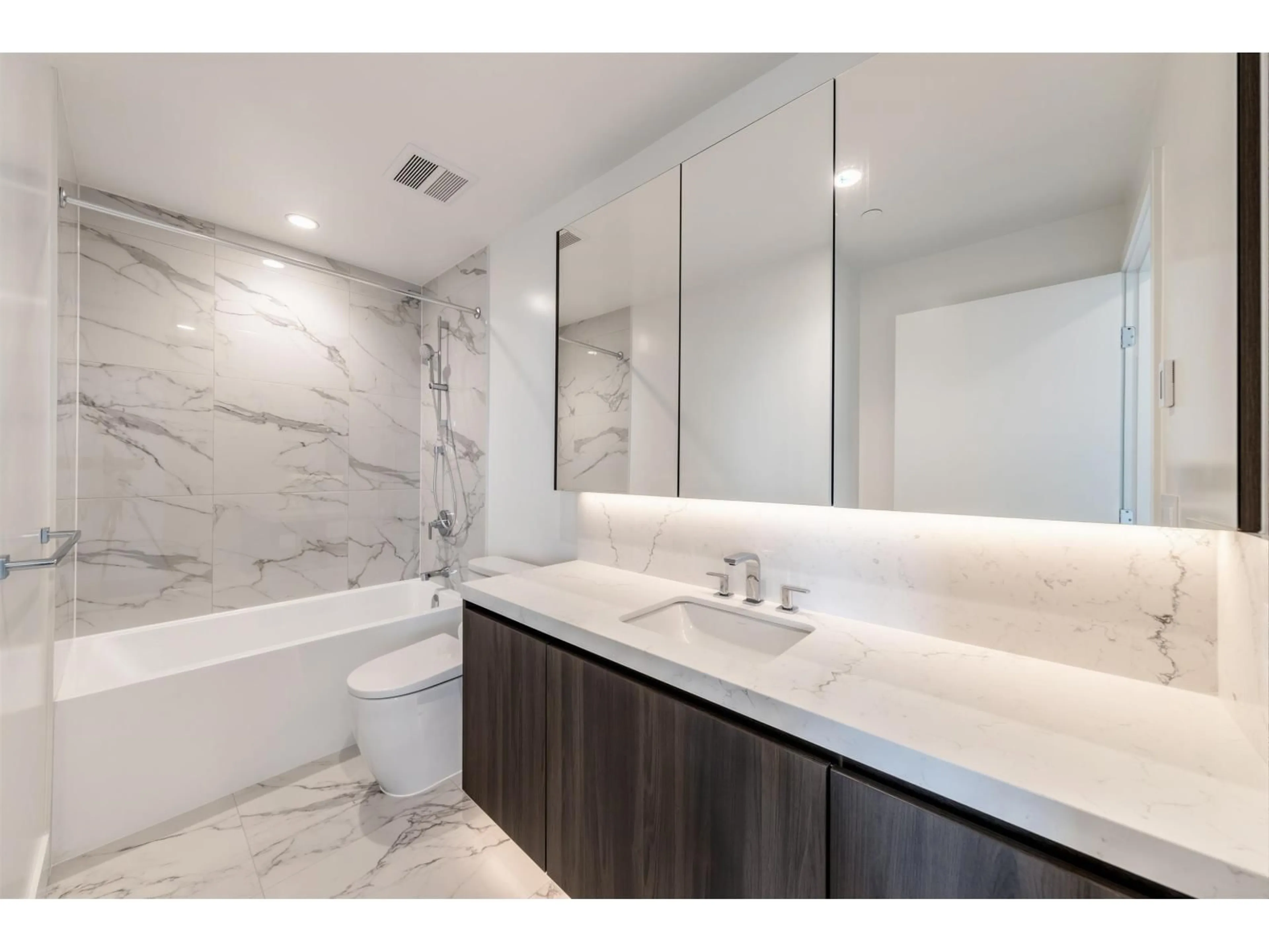 Contemporary bathroom, ceramic/tile floor for 606 - 1475 FOSTER STREET, Surrey British Columbia V4B0C9