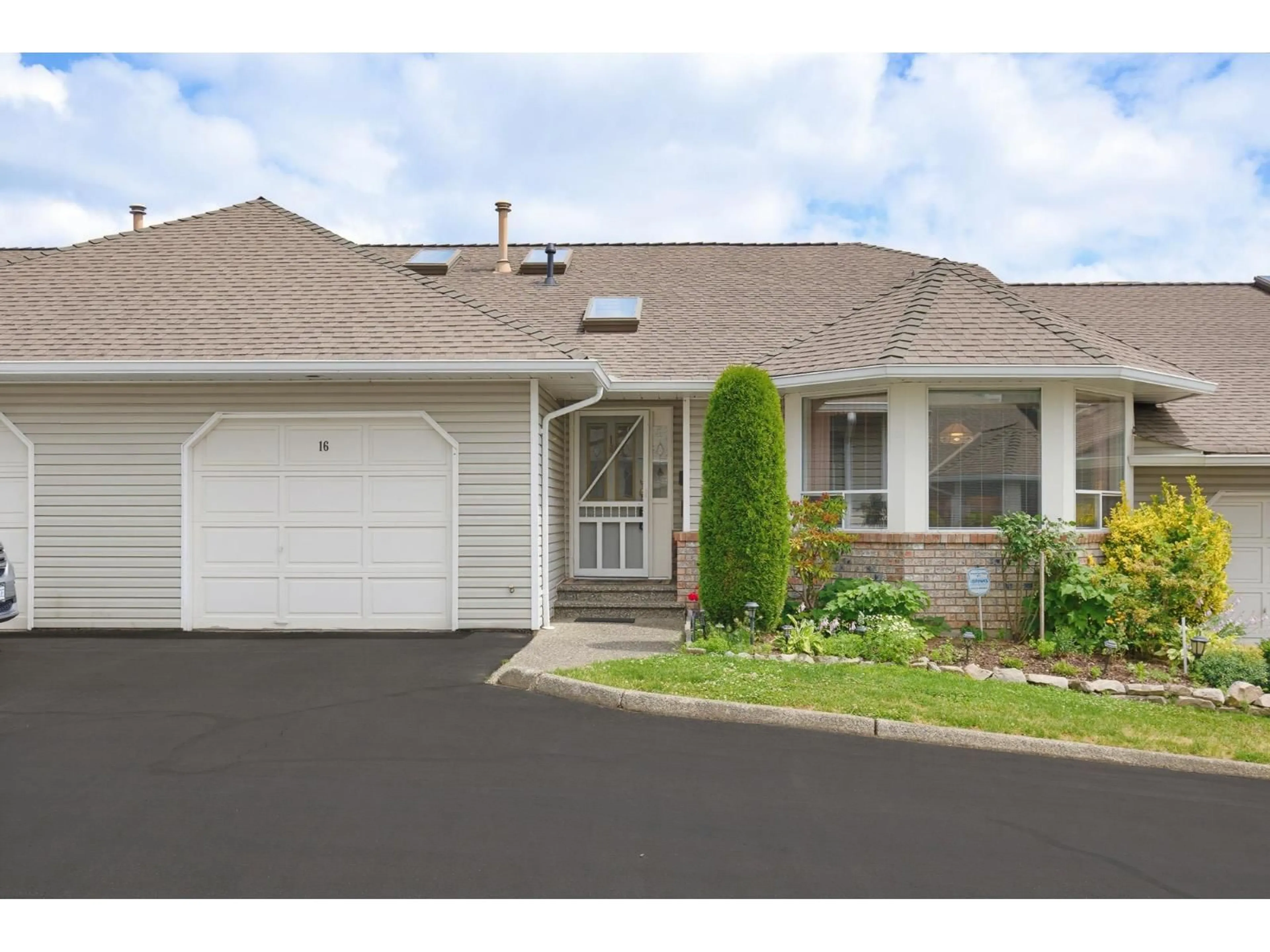 Home with vinyl exterior material, street for 16 - 32615 MURRAY AVENUE, Abbotsford British Columbia V2T4T8