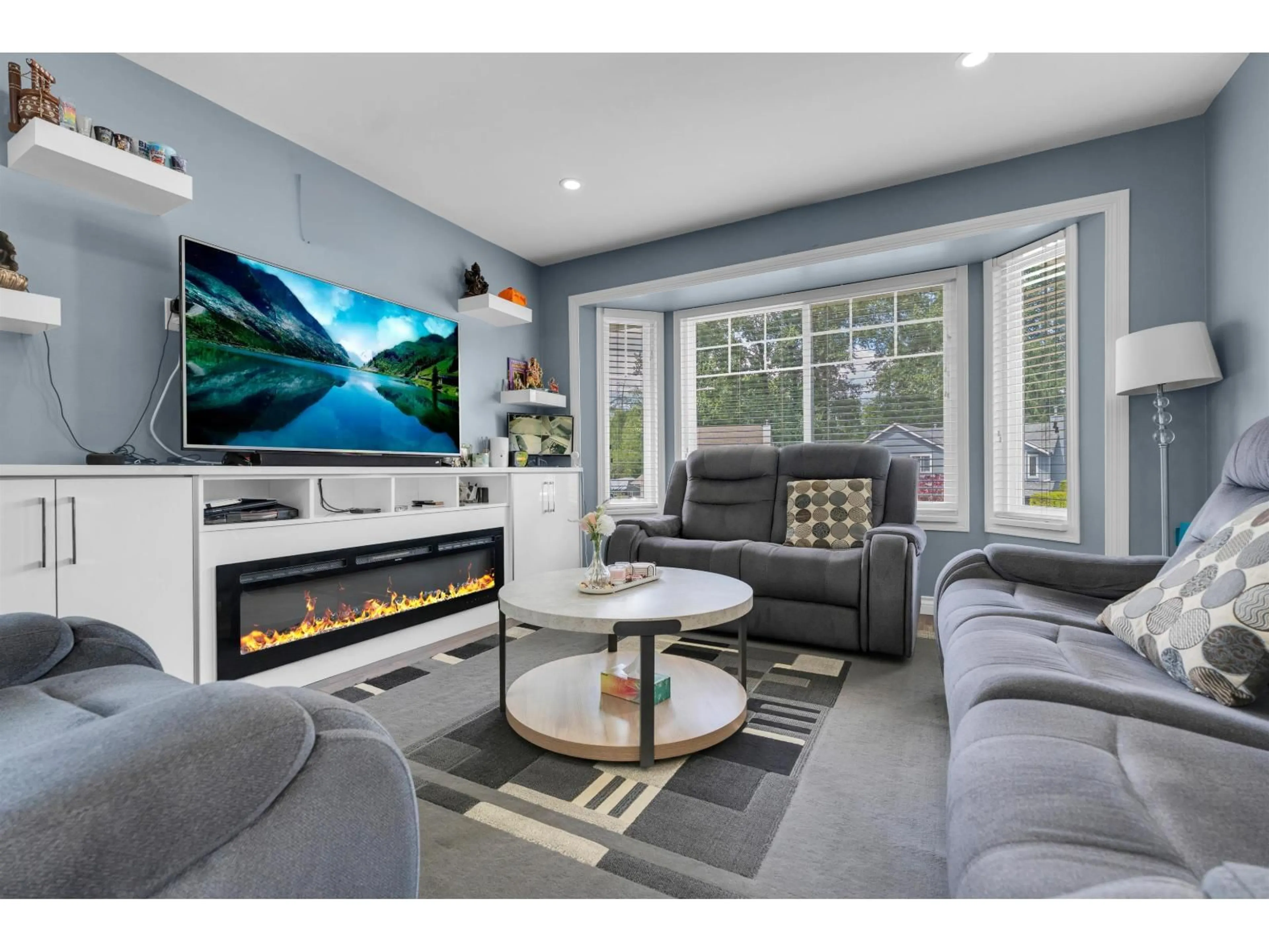 Living room with furniture, unknown for 7869 143A STREET, Surrey British Columbia V3W9W5
