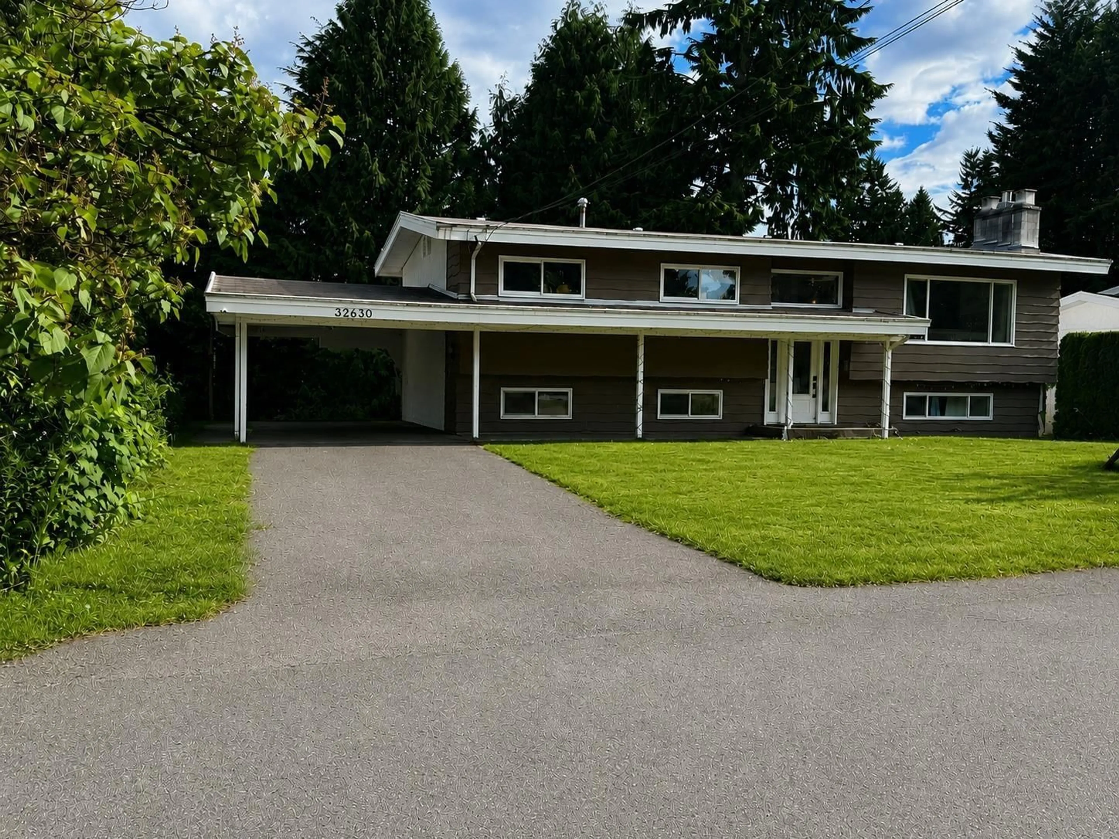 Home with vinyl exterior material, street for 32630 WILLINGDON CRESCENT, Abbotsford British Columbia V2S1S2